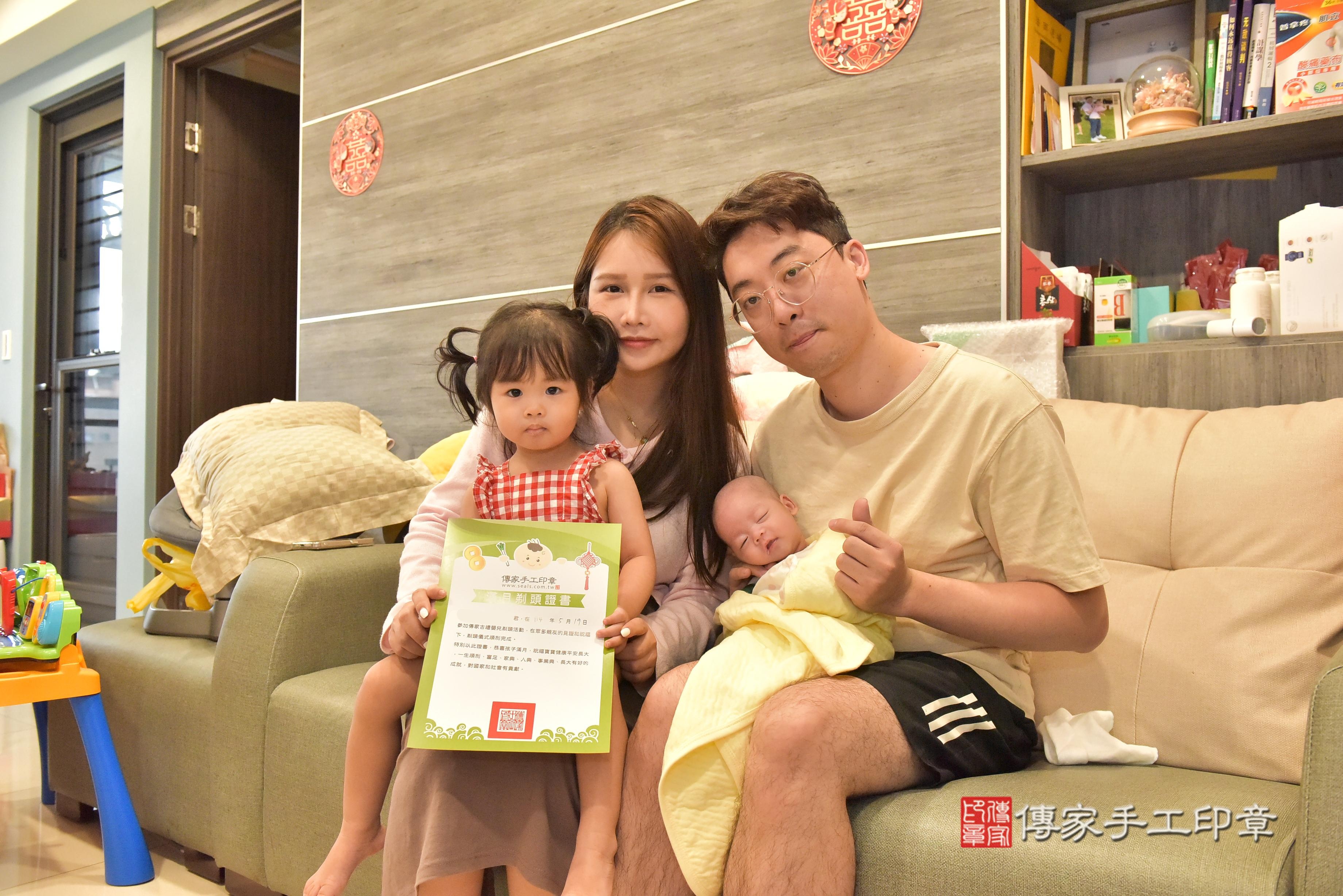 傳家手工印章高雄店、抓周、度脺、中國風會場、傳家嬰兒古禮、吉祥話、抓周道具物品24種、拍照。抓周證書。寶寶抓周、滿周歲、生日快樂、祝福