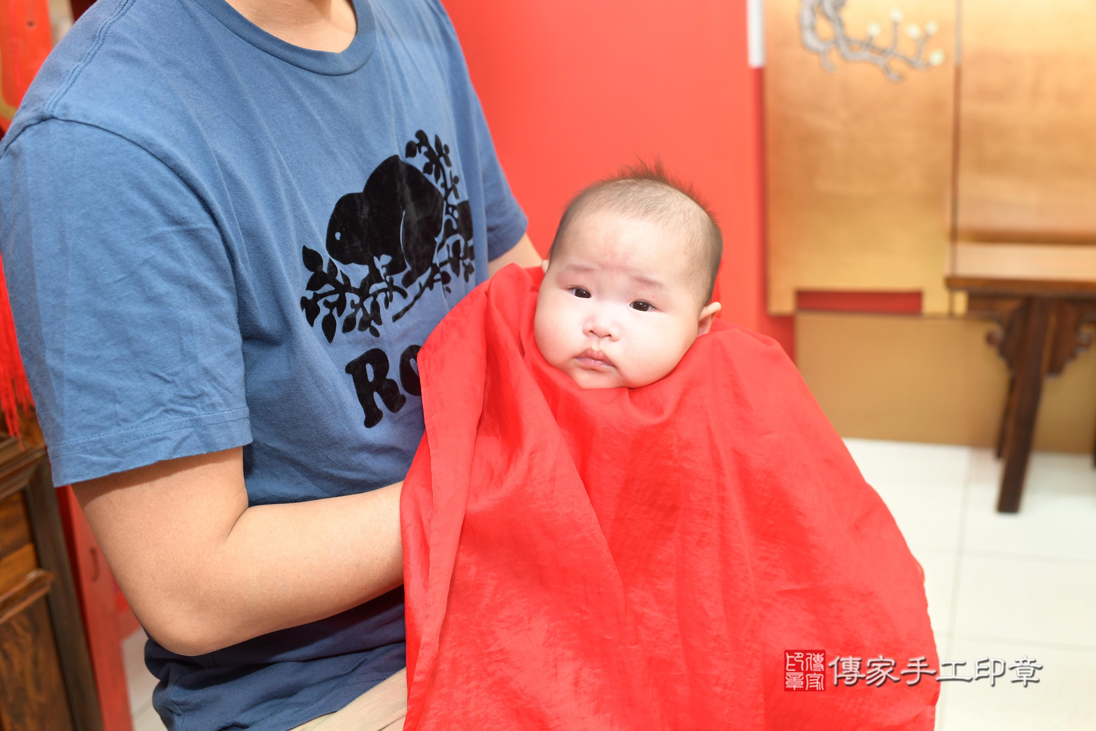 傳家手工印章高雄店、抓周、度脺、中國風會場、傳家嬰兒古禮、吉祥話、抓周道具物品24種、拍照。抓周證書。寶寶抓周、滿周歲、生日快樂、祝福