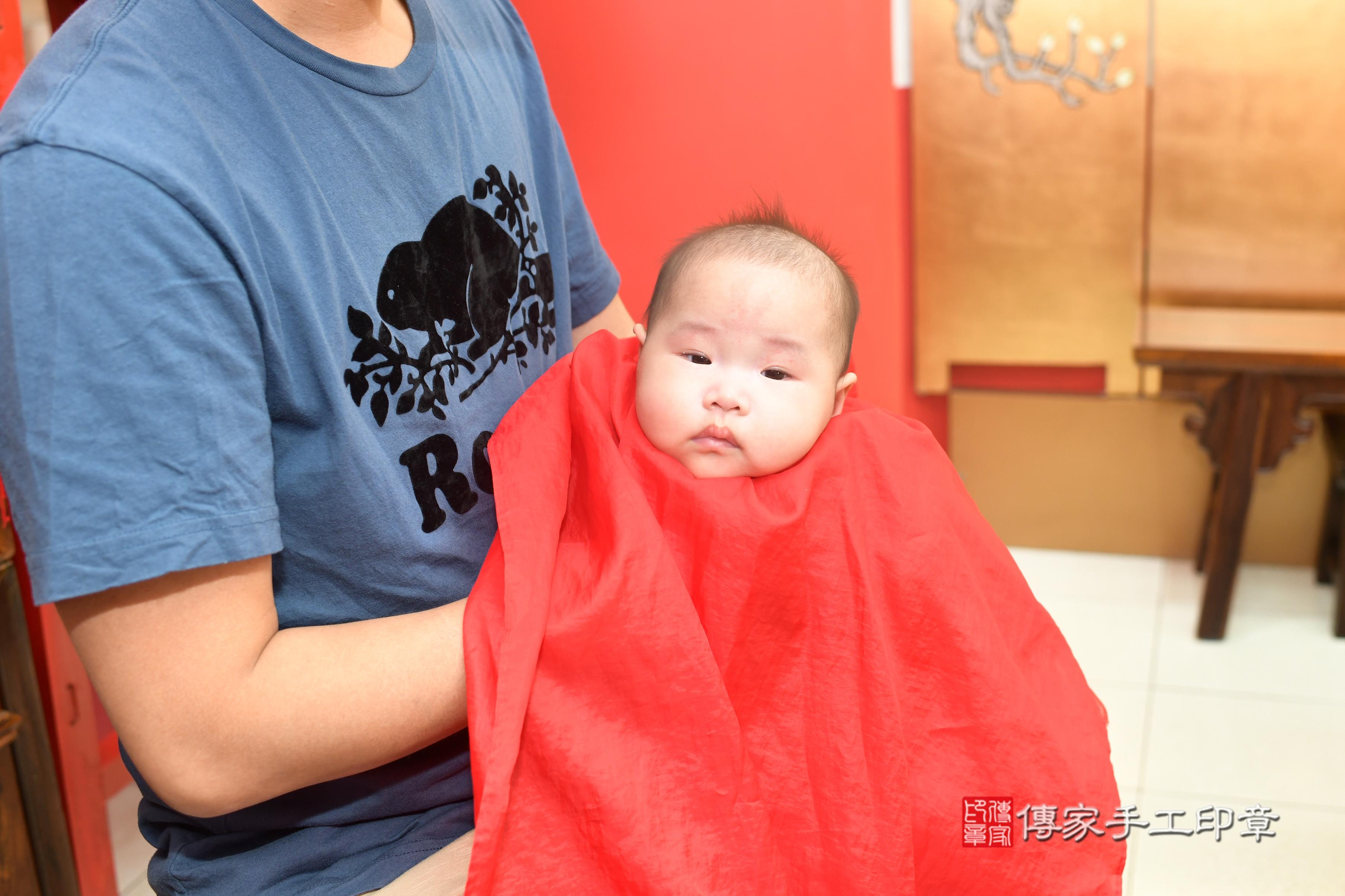 傳家手工印章高雄店、抓周、度脺、中國風會場、傳家嬰兒古禮、吉祥話、抓周道具物品24種、拍照。抓周證書。寶寶抓周、滿周歲、生日快樂、祝福