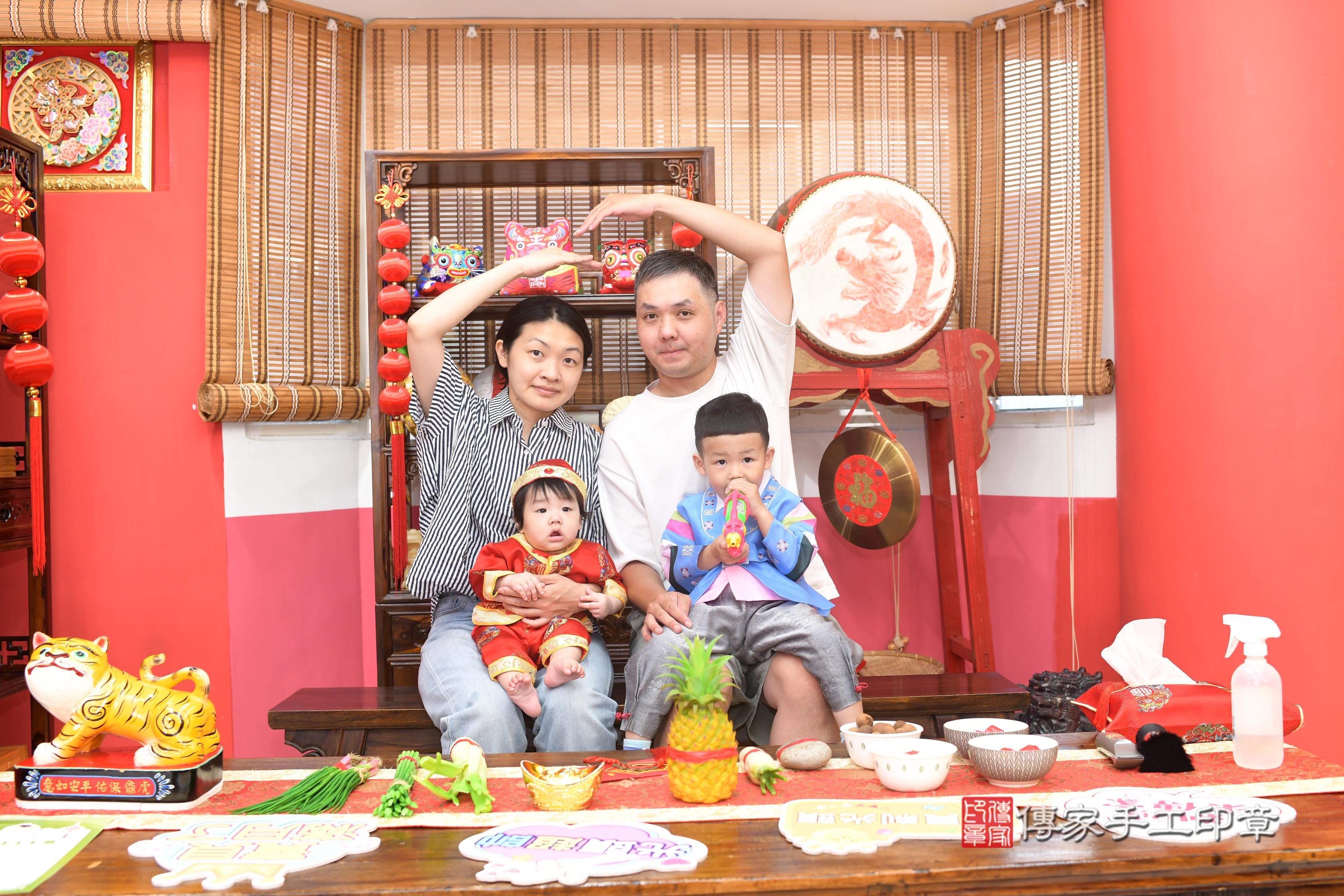 傳家手工印章高雄店、抓周、度脺、中國風會場、傳家嬰兒古禮、吉祥話、抓周道具物品24種、拍照。抓周證書。寶寶抓周、滿周歲、生日快樂、祝福