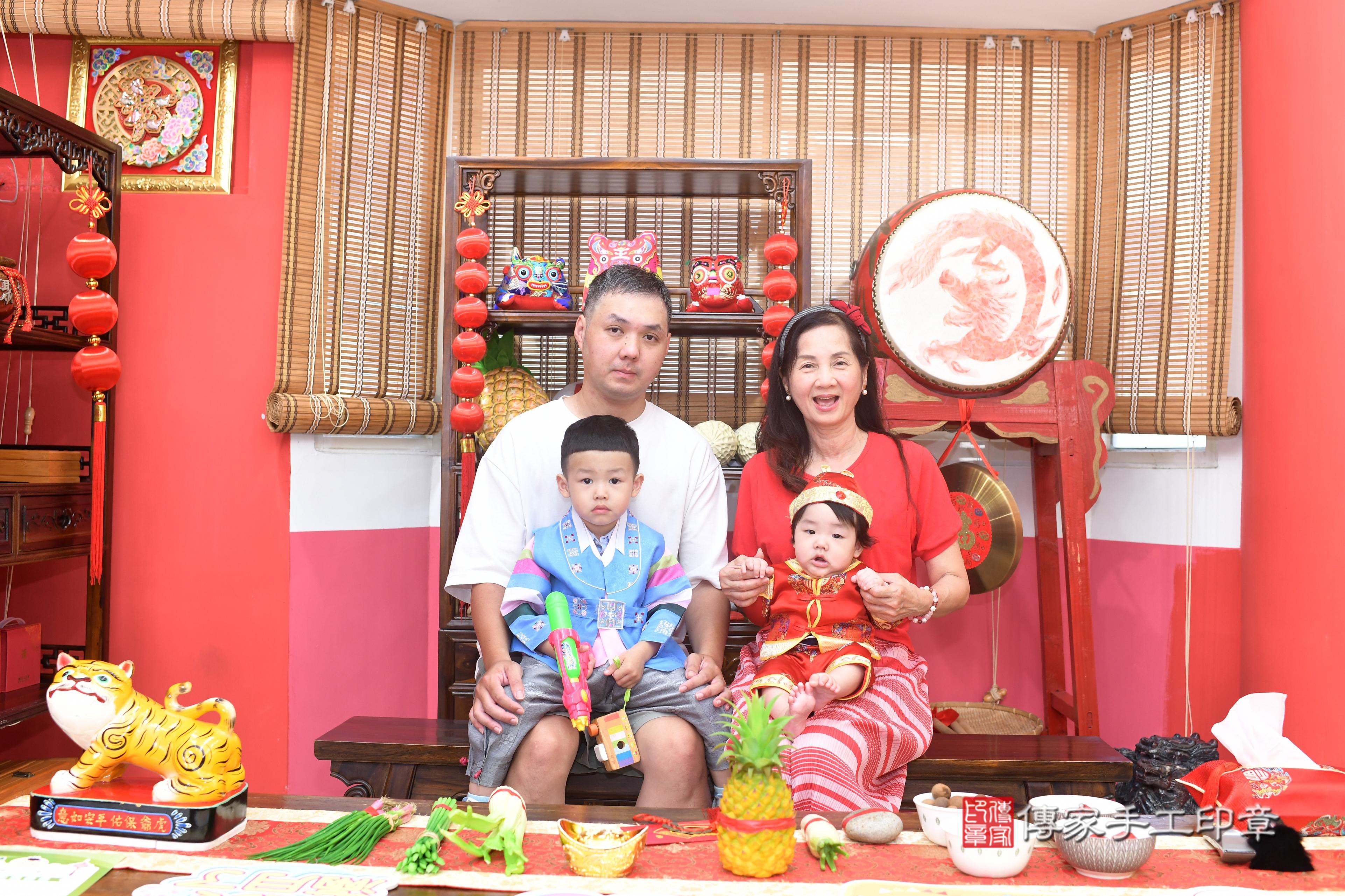 傳家手工印章高雄店、抓周、度脺、中國風會場、傳家嬰兒古禮、吉祥話、抓周道具物品24種、拍照。抓周證書。寶寶抓周、滿周歲、生日快樂、祝福