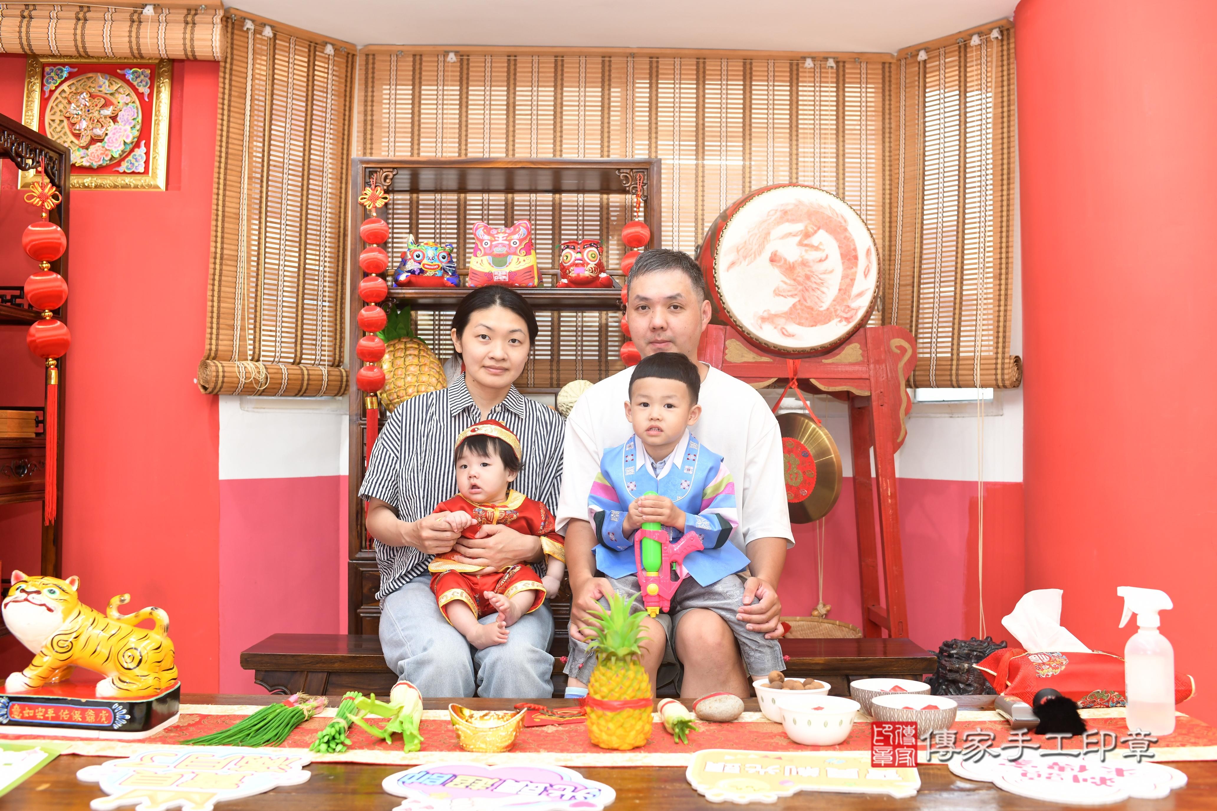 傳家手工印章高雄店、抓周、度脺、中國風會場、傳家嬰兒古禮、吉祥話、抓周道具物品24種、拍照。抓周證書。寶寶抓周、滿周歲、生日快樂、祝福