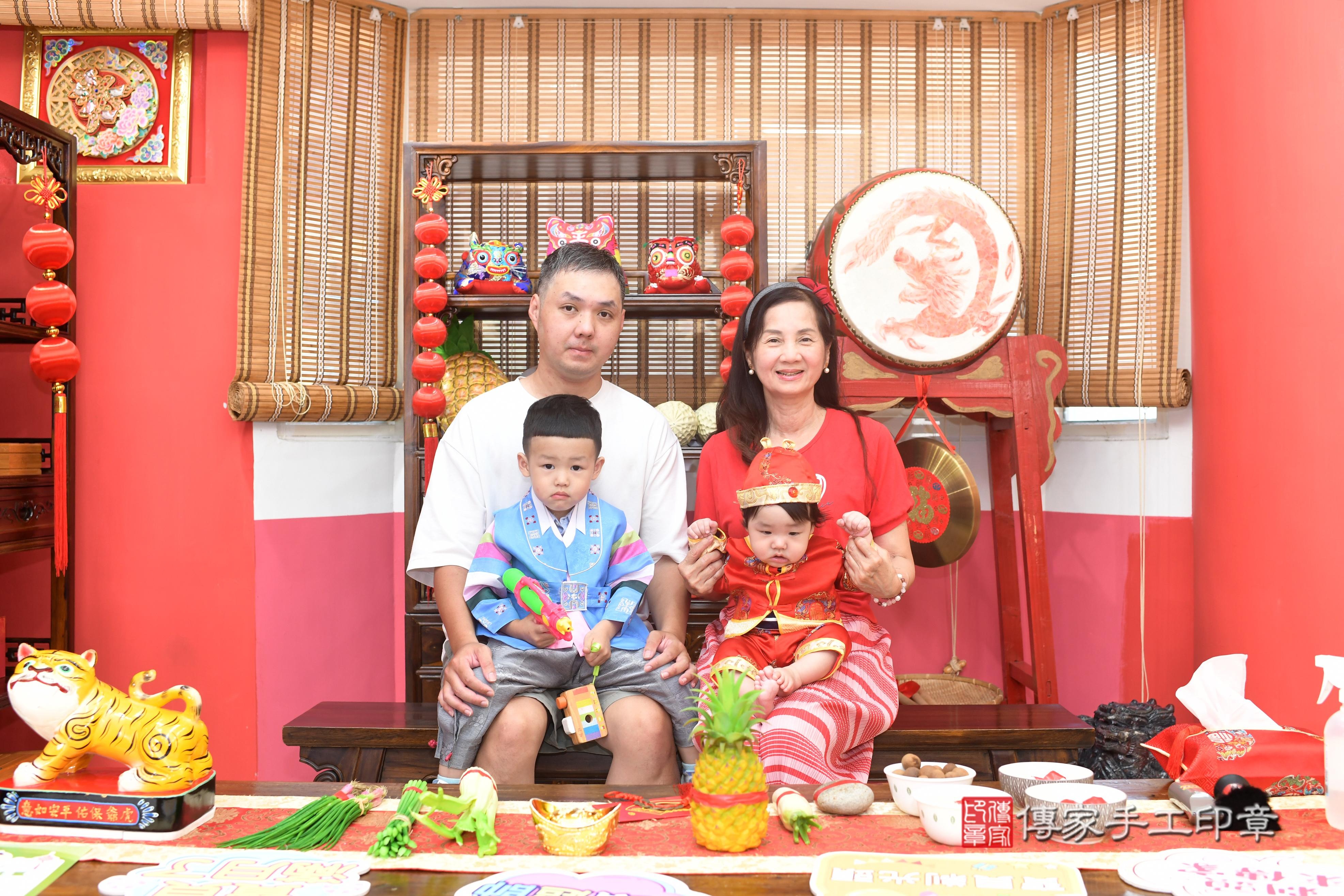 傳家手工印章高雄店、抓周、度脺、中國風會場、傳家嬰兒古禮、吉祥話、抓周道具物品24種、拍照。抓周證書。寶寶抓周、滿周歲、生日快樂、祝福