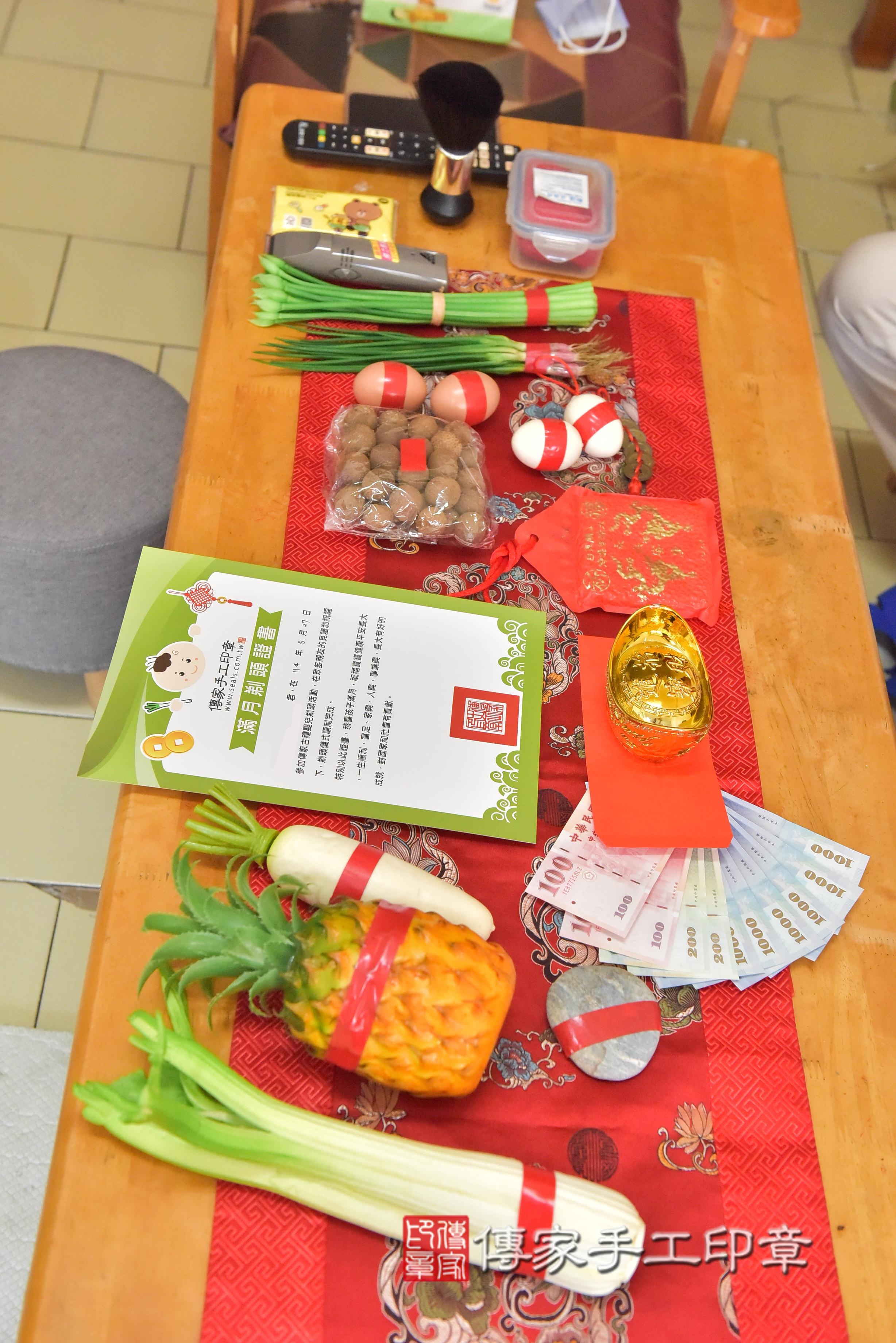 傳家手工印章高雄店、抓周、度脺、中國風會場、傳家嬰兒古禮、吉祥話、抓周道具物品24種、拍照。抓周證書。寶寶抓周、滿周歲、生日快樂、祝福
