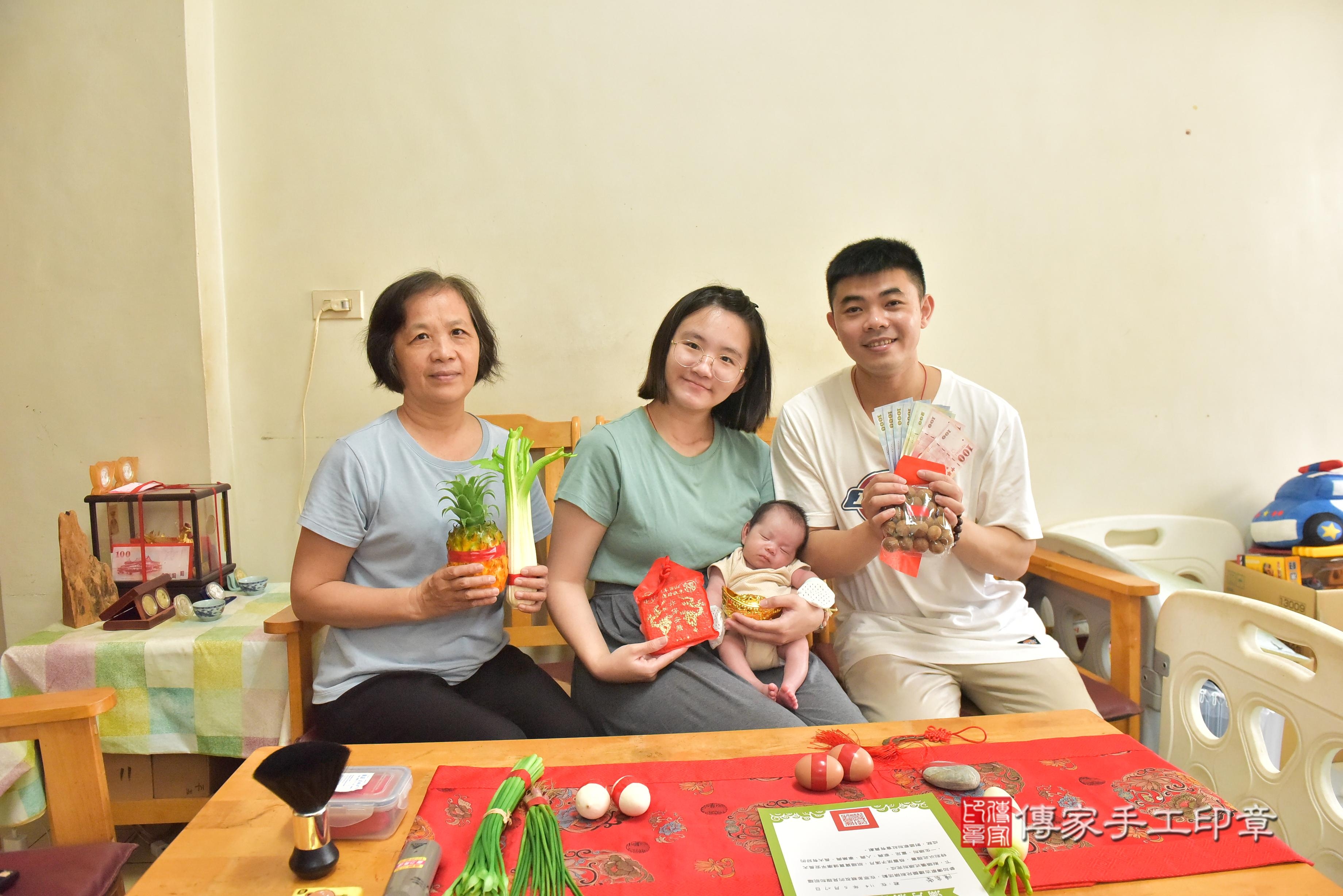 傳家手工印章高雄店、抓周、度脺、中國風會場、傳家嬰兒古禮、吉祥話、抓周道具物品24種、拍照。抓周證書。寶寶抓周、滿周歲、生日快樂、祝福