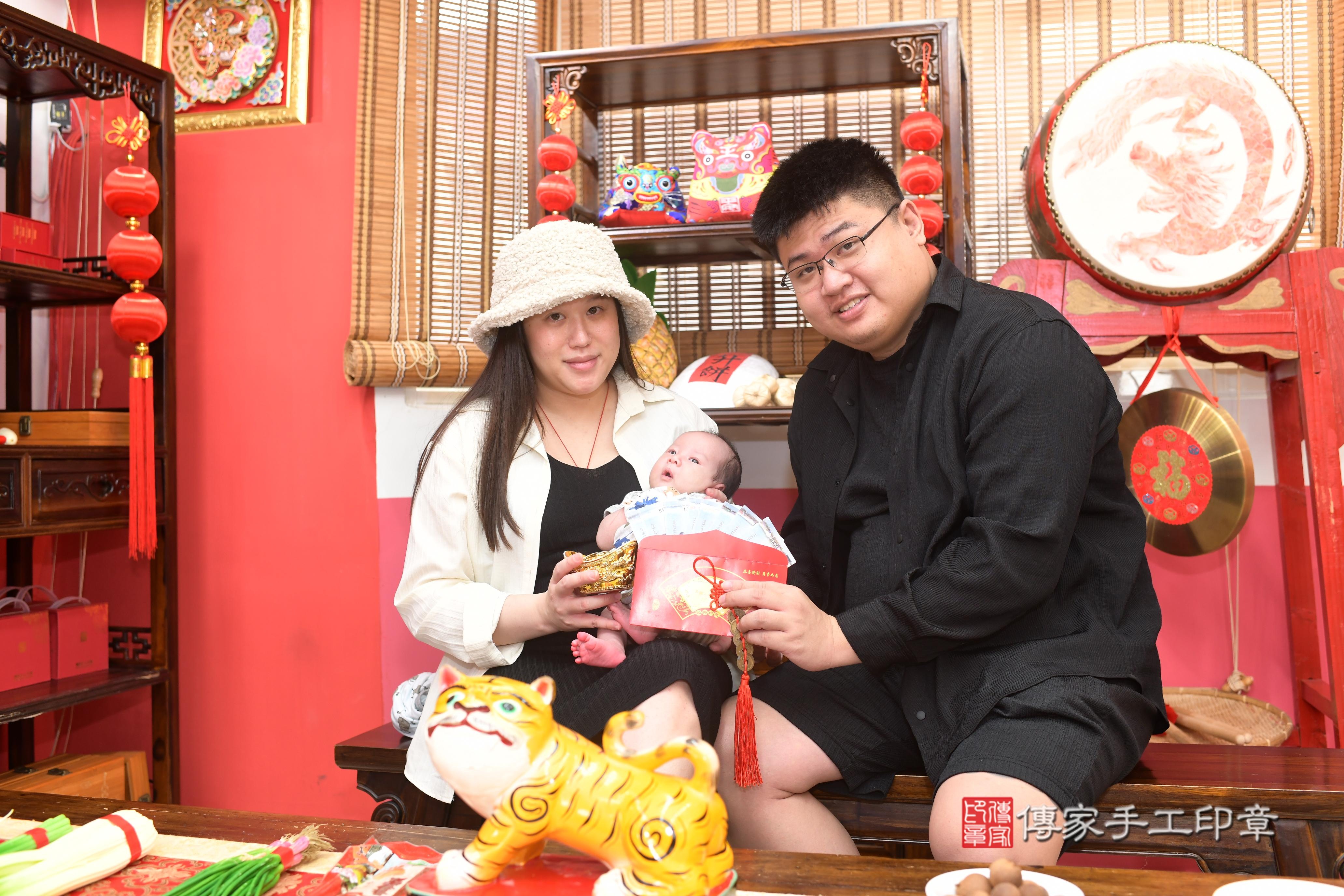 傳家手工印章高雄店、抓周、度脺、中國風會場、傳家嬰兒古禮、吉祥話、抓周道具物品24種、拍照。抓周證書。寶寶抓周、滿周歲、生日快樂、祝福