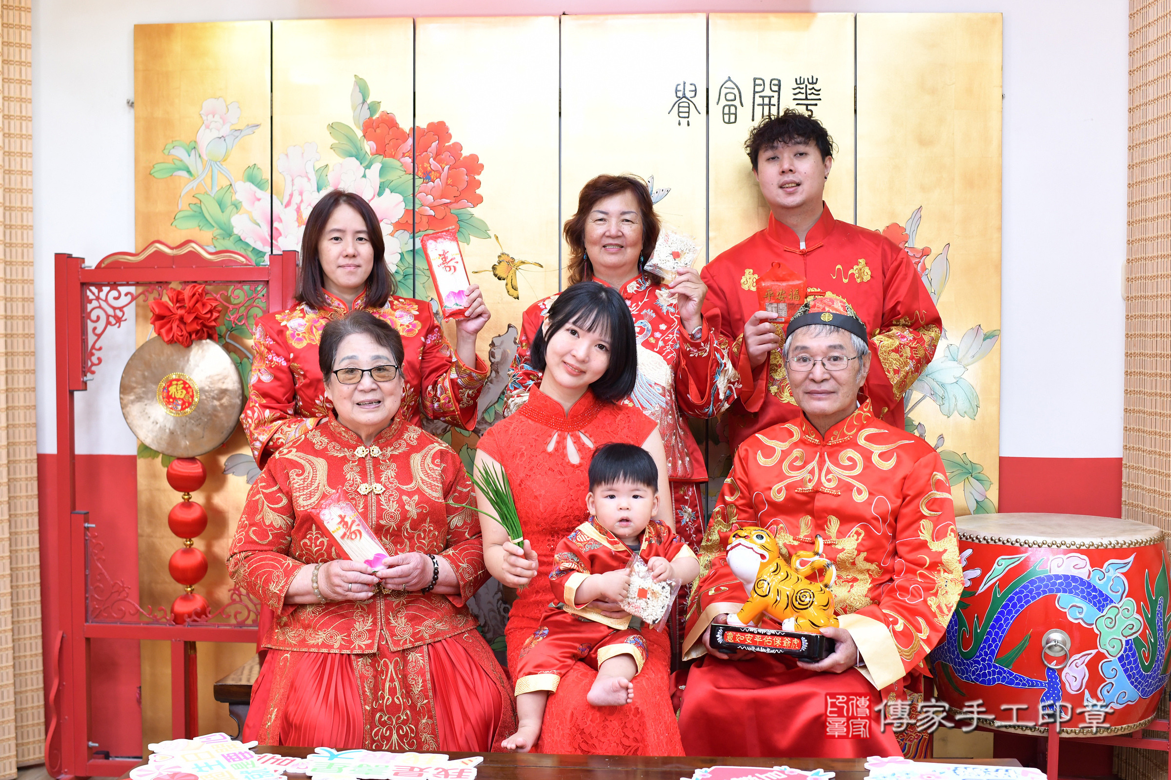 台北市大同區小泊寶寶抓周推薦：傳家台北店抓周度脺中國風會場，嬰兒古禮抓周流程儀式吉祥話、抓周道具物品24種、拍照。抓周證書。2025.5.27，照片16