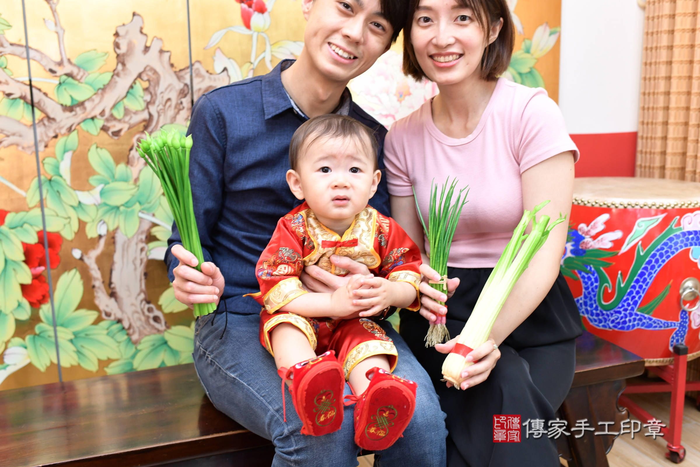 小玹寶寶(台北市大同區嬰兒寶寶滿月剃頭理髮、嬰兒剃胎毛儀式吉祥話)。中國風會場，爸媽寶貝穿「日中韓」古裝禮服。專業拍照、證書。★購買「臍帶章、肚臍章、胎毛筆刷印章」贈送：剃頭、收涎、抓周，三選一。2025.5.25，照片15