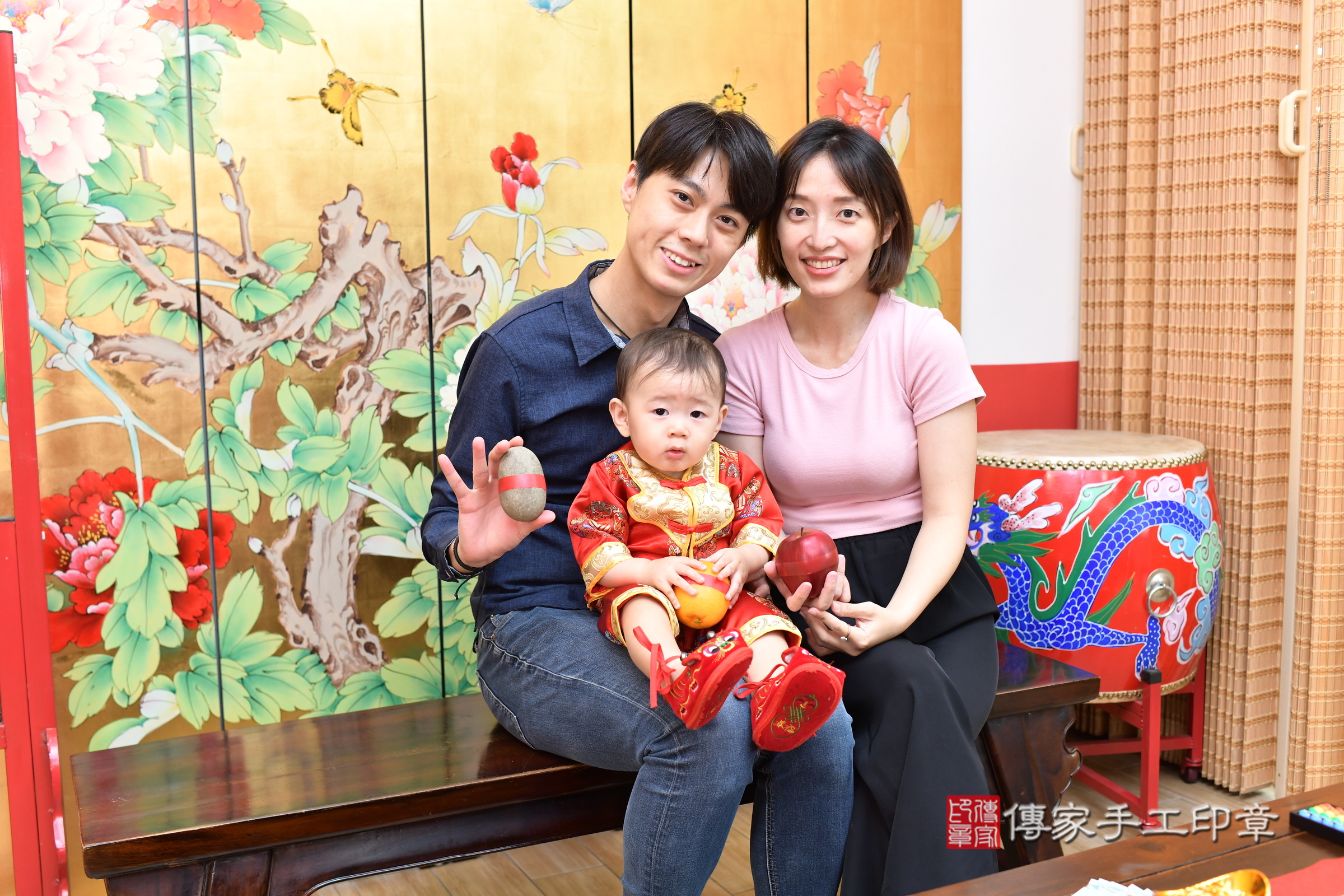 小玹寶寶(台北市大同區嬰兒寶寶滿月剃頭理髮、嬰兒剃胎毛儀式吉祥話)。中國風會場，爸媽寶貝穿「日中韓」古裝禮服。專業拍照、證書。★購買「臍帶章、肚臍章、胎毛筆刷印章」贈送：剃頭、收涎、抓周，三選一。2025.5.25，照片10