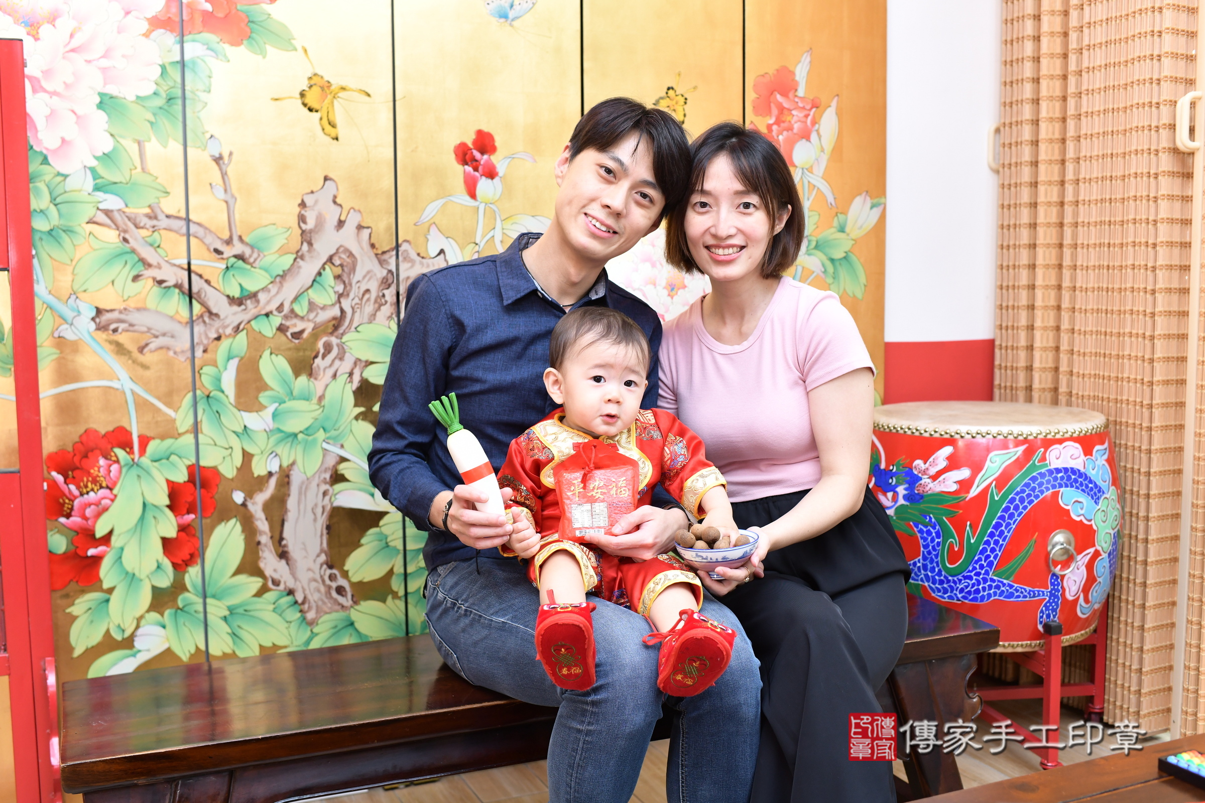 小玹寶寶(台北市大同區嬰兒寶寶滿月剃頭理髮、嬰兒剃胎毛儀式吉祥話)。中國風會場，爸媽寶貝穿「日中韓」古裝禮服。專業拍照、證書。★購買「臍帶章、肚臍章、胎毛筆刷印章」贈送：剃頭、收涎、抓周，三選一。2025.5.25，照片12