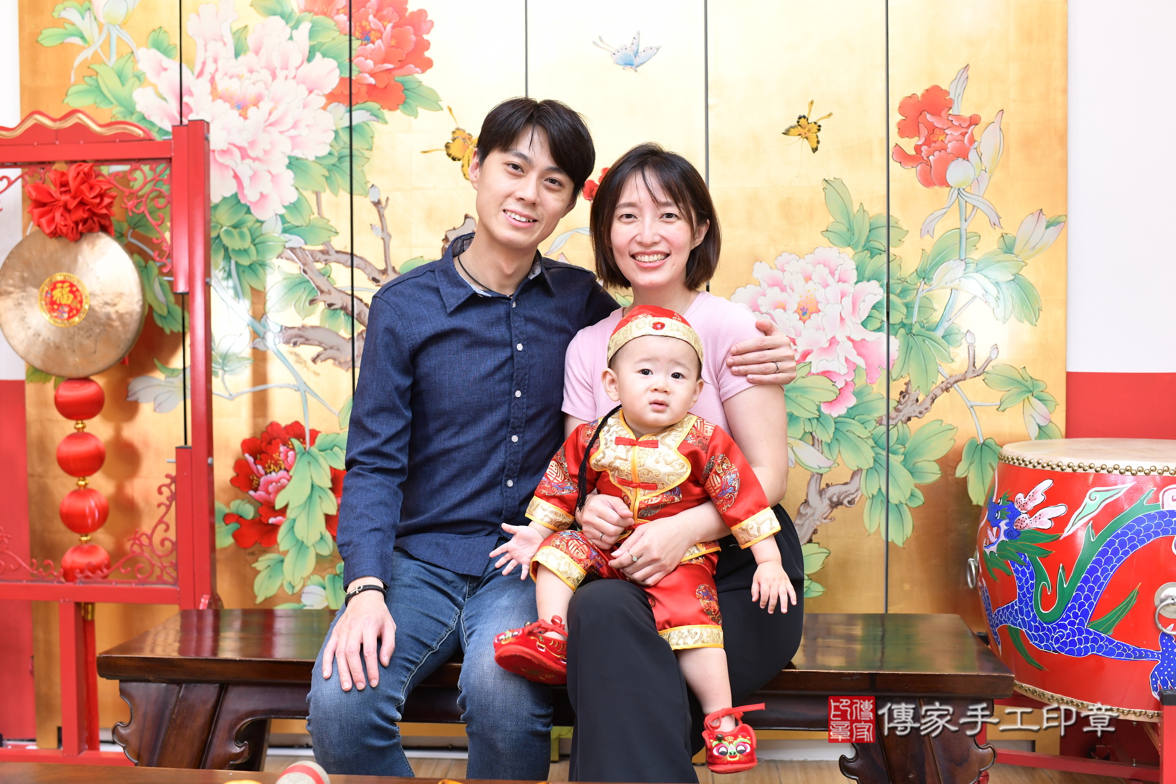 小玹寶寶(台北市大同區嬰兒寶寶滿月剃頭理髮、嬰兒剃胎毛儀式吉祥話)。中國風會場，爸媽寶貝穿「日中韓」古裝禮服。專業拍照、證書。★購買「臍帶章、肚臍章、胎毛筆刷印章」贈送：剃頭、收涎、抓周，三選一。2025.5.25，照片2