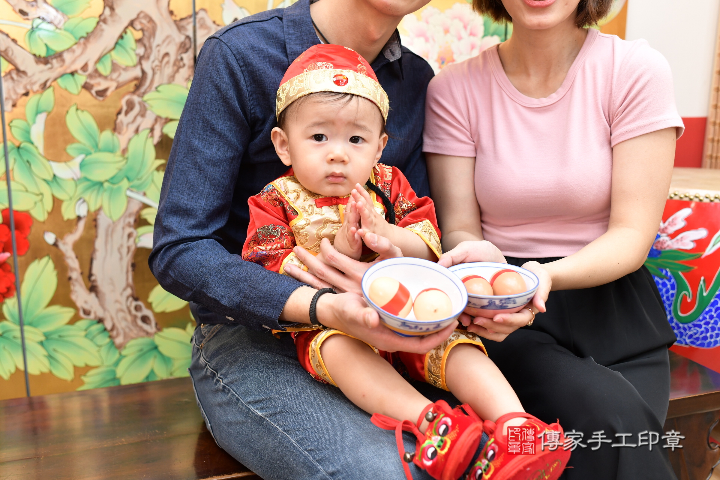 小玹寶寶(台北市大同區嬰兒寶寶滿月剃頭理髮、嬰兒剃胎毛儀式吉祥話)。中國風會場，爸媽寶貝穿「日中韓」古裝禮服。專業拍照、證書。★購買「臍帶章、肚臍章、胎毛筆刷印章」贈送：剃頭、收涎、抓周，三選一。2025.5.25，照片9