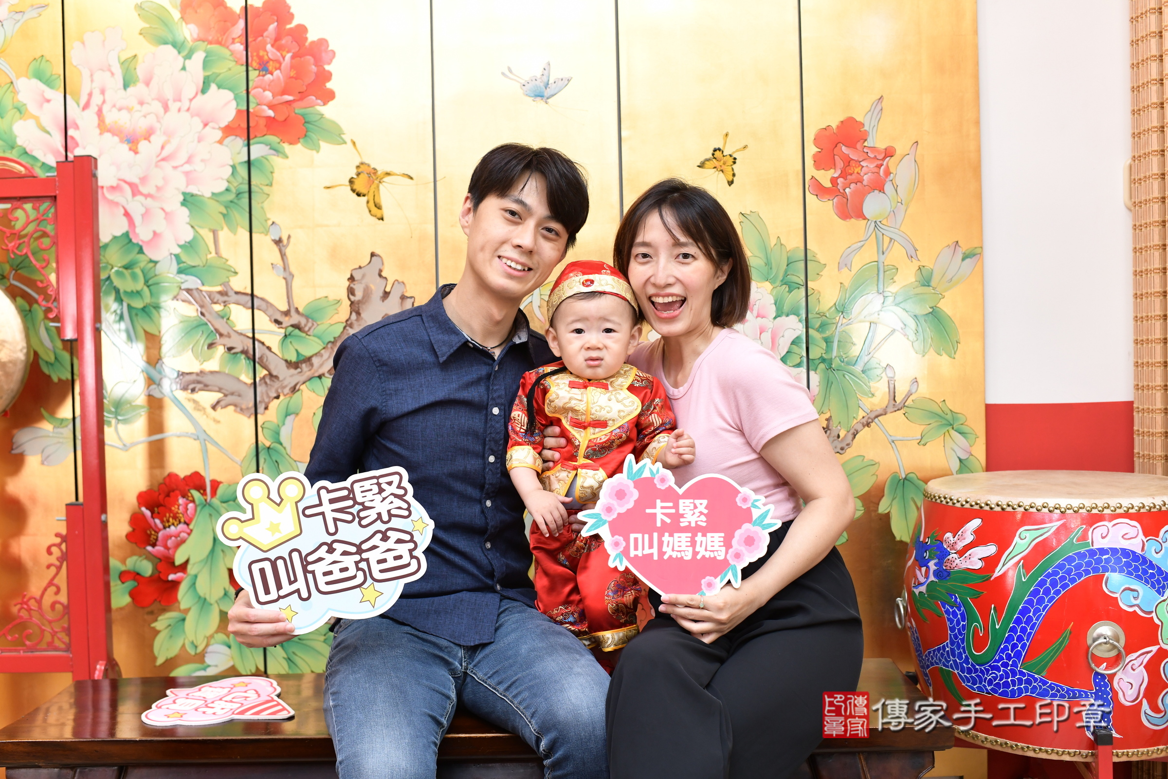 小玹寶寶(台北市大同區嬰兒寶寶滿月剃頭理髮、嬰兒剃胎毛儀式吉祥話)。中國風會場，爸媽寶貝穿「日中韓」古裝禮服。專業拍照、證書。★購買「臍帶章、肚臍章、胎毛筆刷印章」贈送：剃頭、收涎、抓周，三選一。2025.5.25，照片4