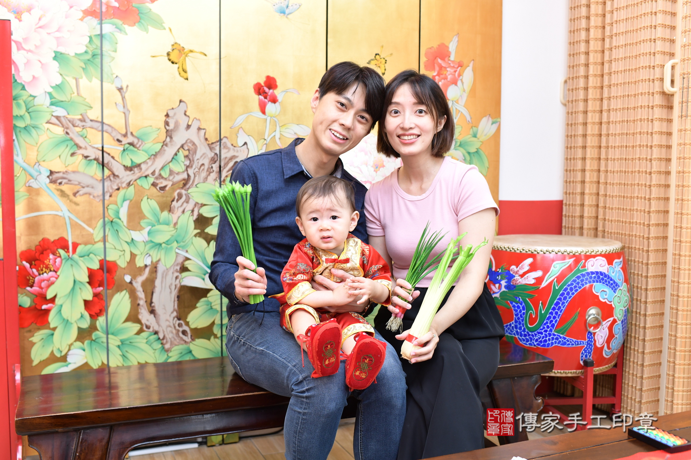 小玹寶寶(台北市大同區嬰兒寶寶滿月剃頭理髮、嬰兒剃胎毛儀式吉祥話)。中國風會場，爸媽寶貝穿「日中韓」古裝禮服。專業拍照、證書。★購買「臍帶章、肚臍章、胎毛筆刷印章」贈送：剃頭、收涎、抓周，三選一。2025.5.25，照片14