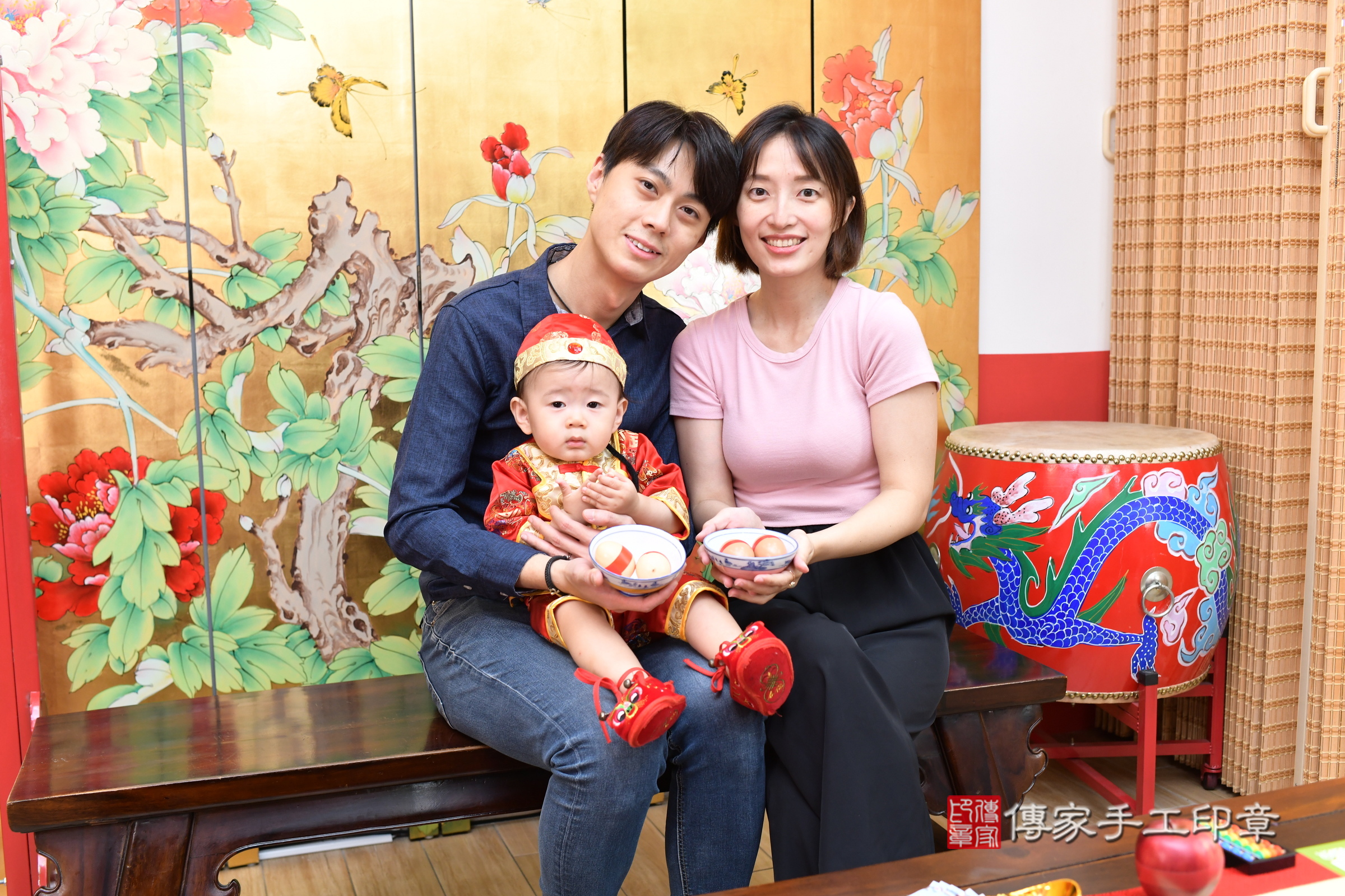 小玹寶寶(台北市大同區嬰兒寶寶滿月剃頭理髮、嬰兒剃胎毛儀式吉祥話)。中國風會場，爸媽寶貝穿「日中韓」古裝禮服。專業拍照、證書。★購買「臍帶章、肚臍章、胎毛筆刷印章」贈送：剃頭、收涎、抓周，三選一。2025.5.25，照片8
