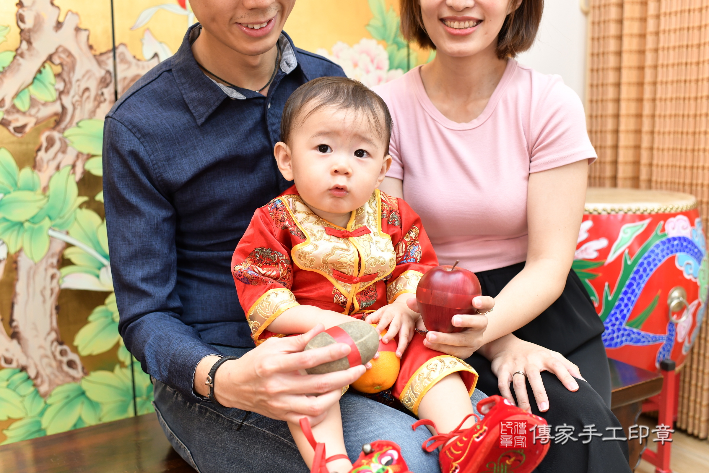 小玹寶寶(台北市大同區嬰兒寶寶滿月剃頭理髮、嬰兒剃胎毛儀式吉祥話)。中國風會場，爸媽寶貝穿「日中韓」古裝禮服。專業拍照、證書。★購買「臍帶章、肚臍章、胎毛筆刷印章」贈送：剃頭、收涎、抓周，三選一。2025.5.25，照片11