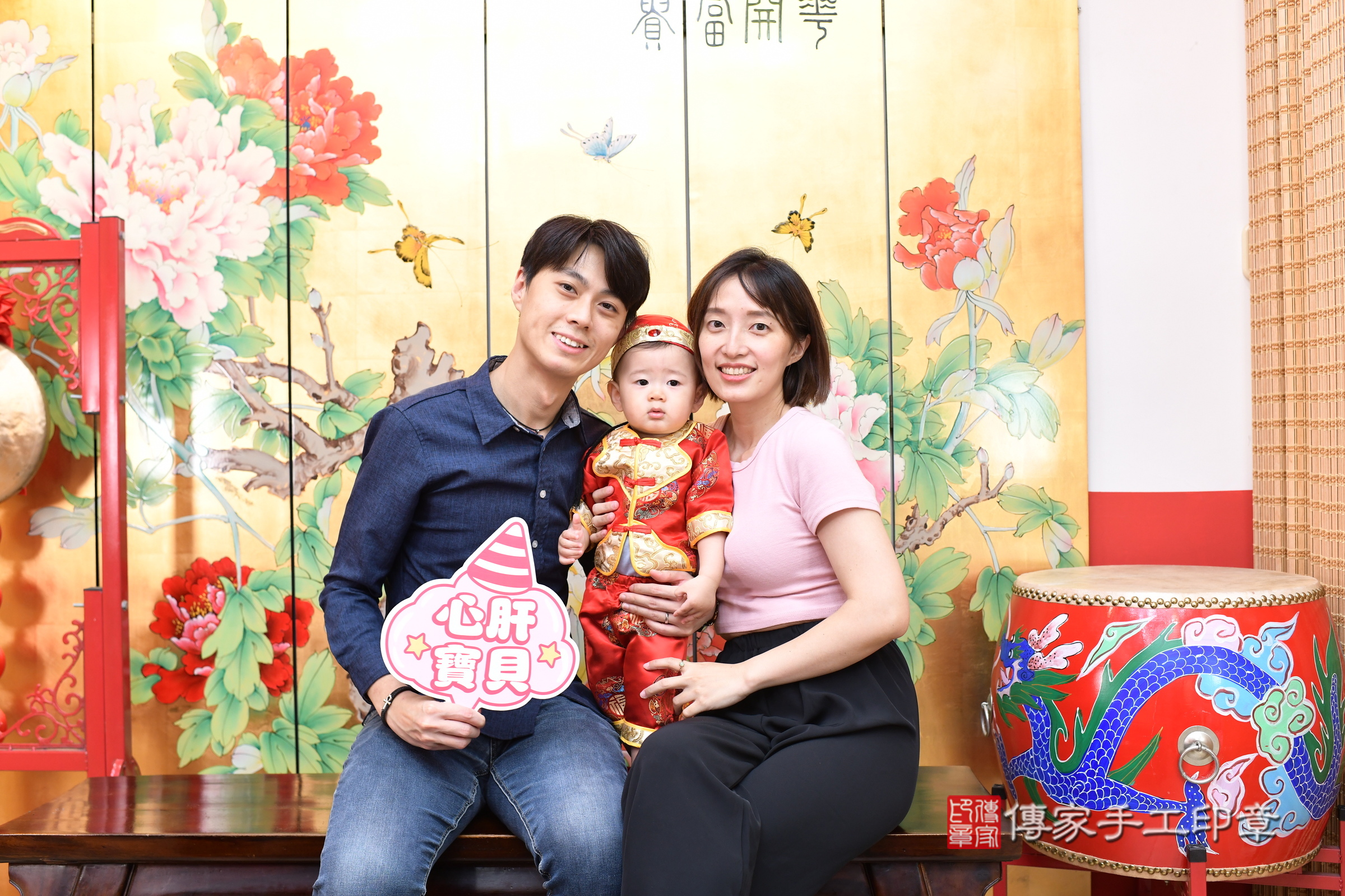 小玹寶寶(台北市大同區嬰兒寶寶滿月剃頭理髮、嬰兒剃胎毛儀式吉祥話)。中國風會場，爸媽寶貝穿「日中韓」古裝禮服。專業拍照、證書。★購買「臍帶章、肚臍章、胎毛筆刷印章」贈送：剃頭、收涎、抓周，三選一。2025.5.25，照片3