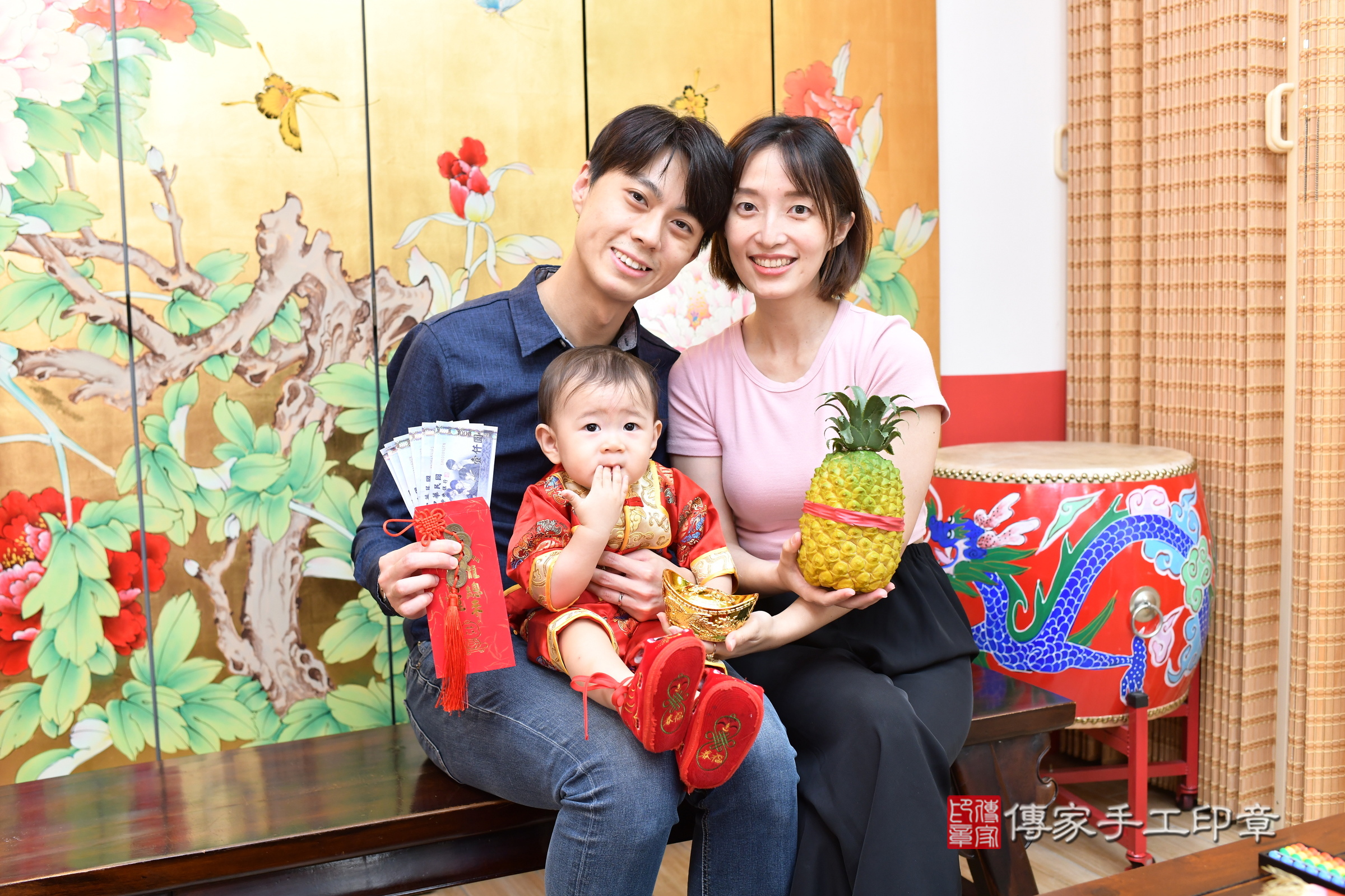 小玹寶寶(台北市大同區嬰兒寶寶滿月剃頭理髮、嬰兒剃胎毛儀式吉祥話)。中國風會場，爸媽寶貝穿「日中韓」古裝禮服。專業拍照、證書。★購買「臍帶章、肚臍章、胎毛筆刷印章」贈送：剃頭、收涎、抓周，三選一。2025.5.25，照片16