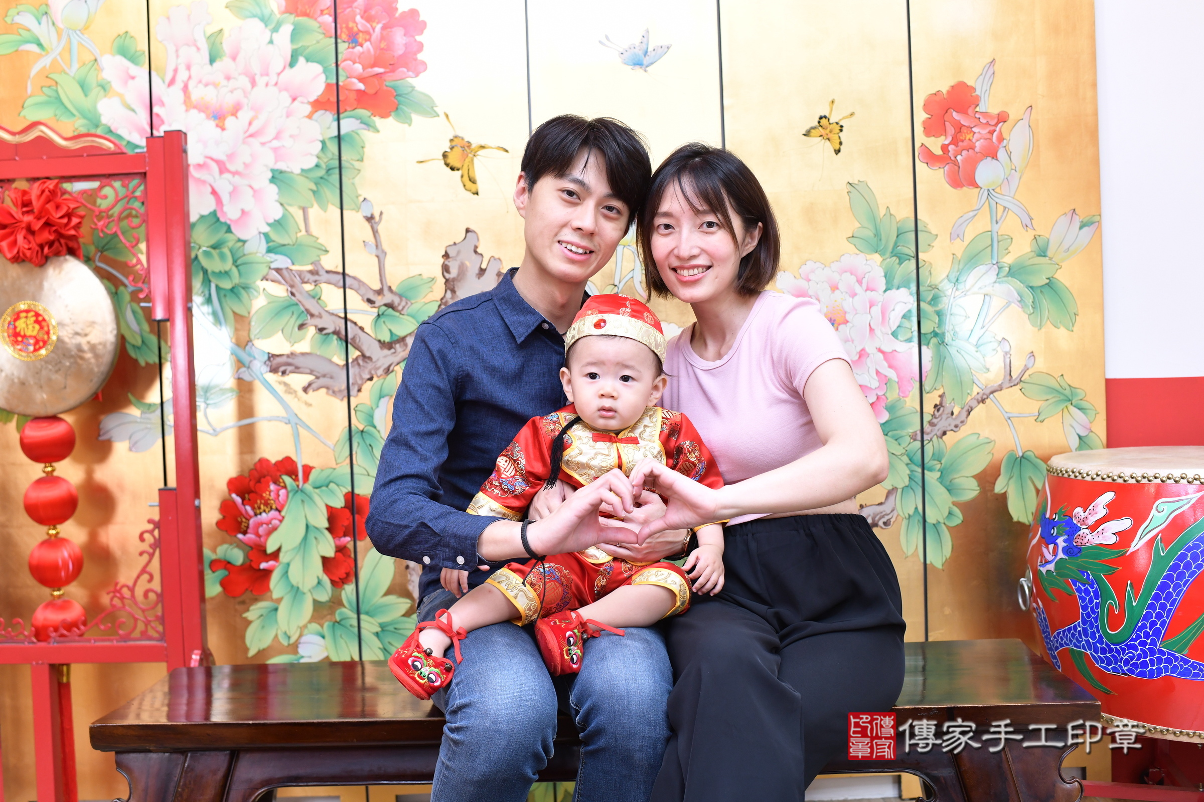 小玹寶寶(台北市大同區嬰兒寶寶滿月剃頭理髮、嬰兒剃胎毛儀式吉祥話)。中國風會場，爸媽寶貝穿「日中韓」古裝禮服。專業拍照、證書。★購買「臍帶章、肚臍章、胎毛筆刷印章」贈送：剃頭、收涎、抓周，三選一。2025.5.25，照片5