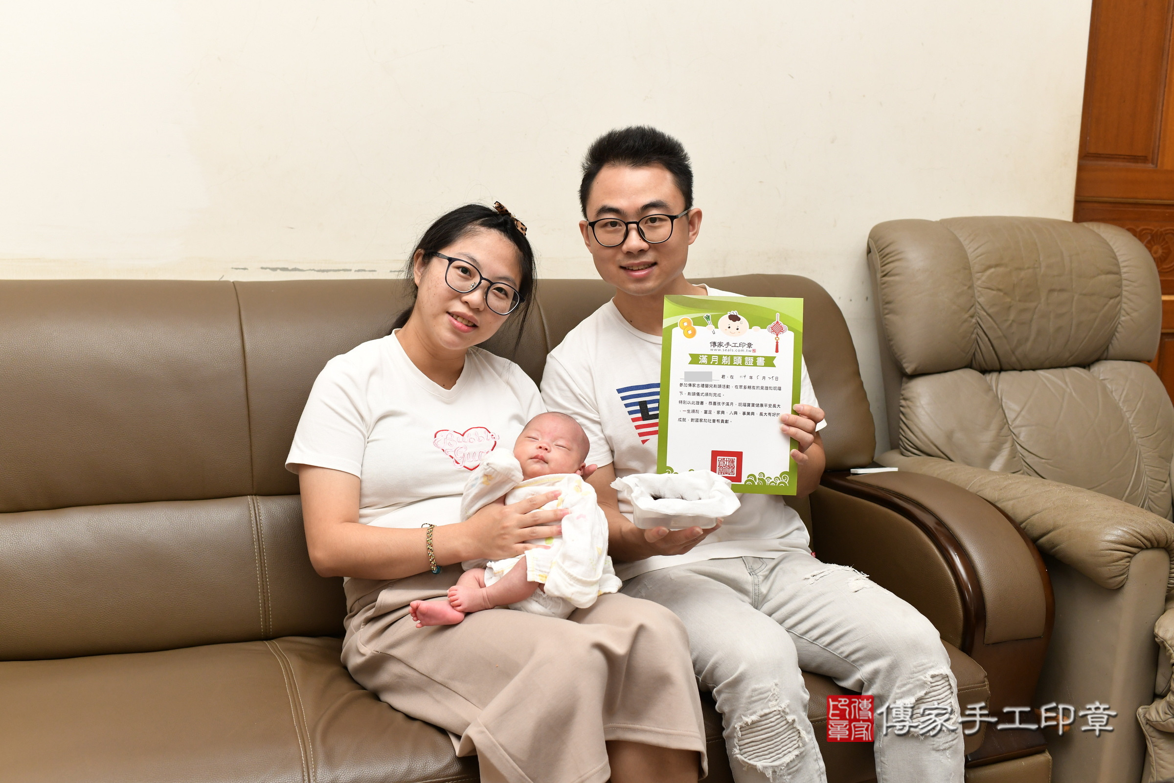 穎穎寶寶(桃園市楊梅區到府嬰兒穎穎寶寶滿月剃頭理髮、到府嬰兒剃胎毛儀式吉祥話)。到府剃頭剃胎毛主持、專業拍照、證書。★購買「臍帶章、肚臍章、胎毛筆刷印章」贈送：剃頭、收涎、抓周，三選一。2025.5.25，照片25