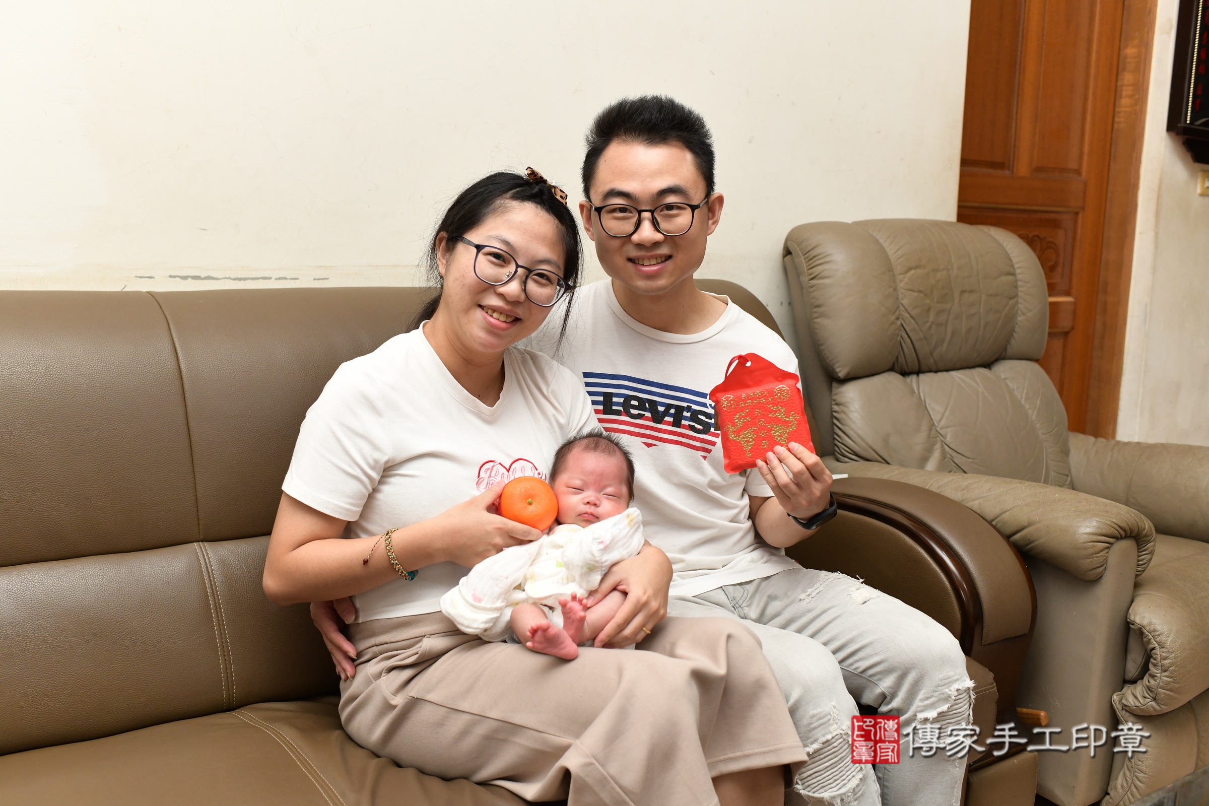 穎穎寶寶(桃園市楊梅區到府嬰兒穎穎寶寶滿月剃頭理髮、到府嬰兒剃胎毛儀式吉祥話)。到府剃頭剃胎毛主持、專業拍照、證書。★購買「臍帶章、肚臍章、胎毛筆刷印章」贈送：剃頭、收涎、抓周，三選一。2025.5.25，照片12