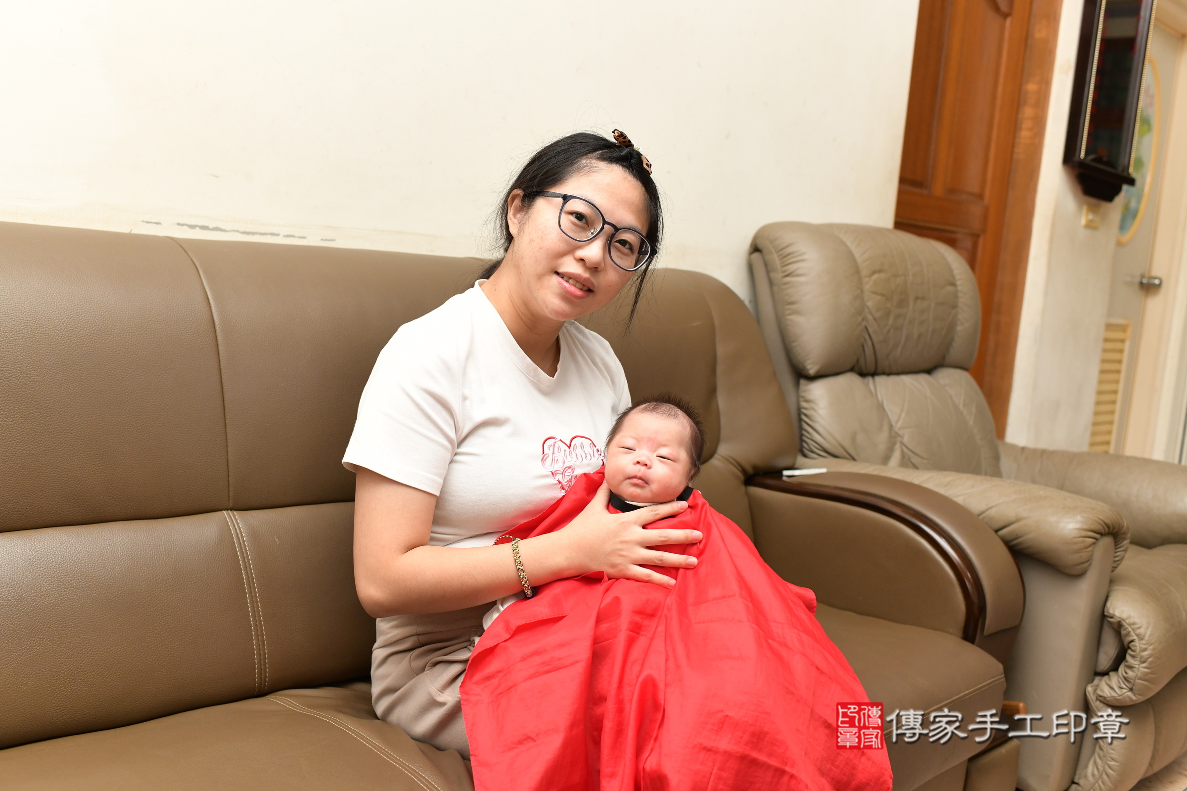 穎穎寶寶(桃園市楊梅區到府嬰兒穎穎寶寶滿月剃頭理髮、到府嬰兒剃胎毛儀式吉祥話)。到府剃頭剃胎毛主持、專業拍照、證書。★購買「臍帶章、肚臍章、胎毛筆刷印章」贈送：剃頭、收涎、抓周，三選一。2025.5.25，照片22