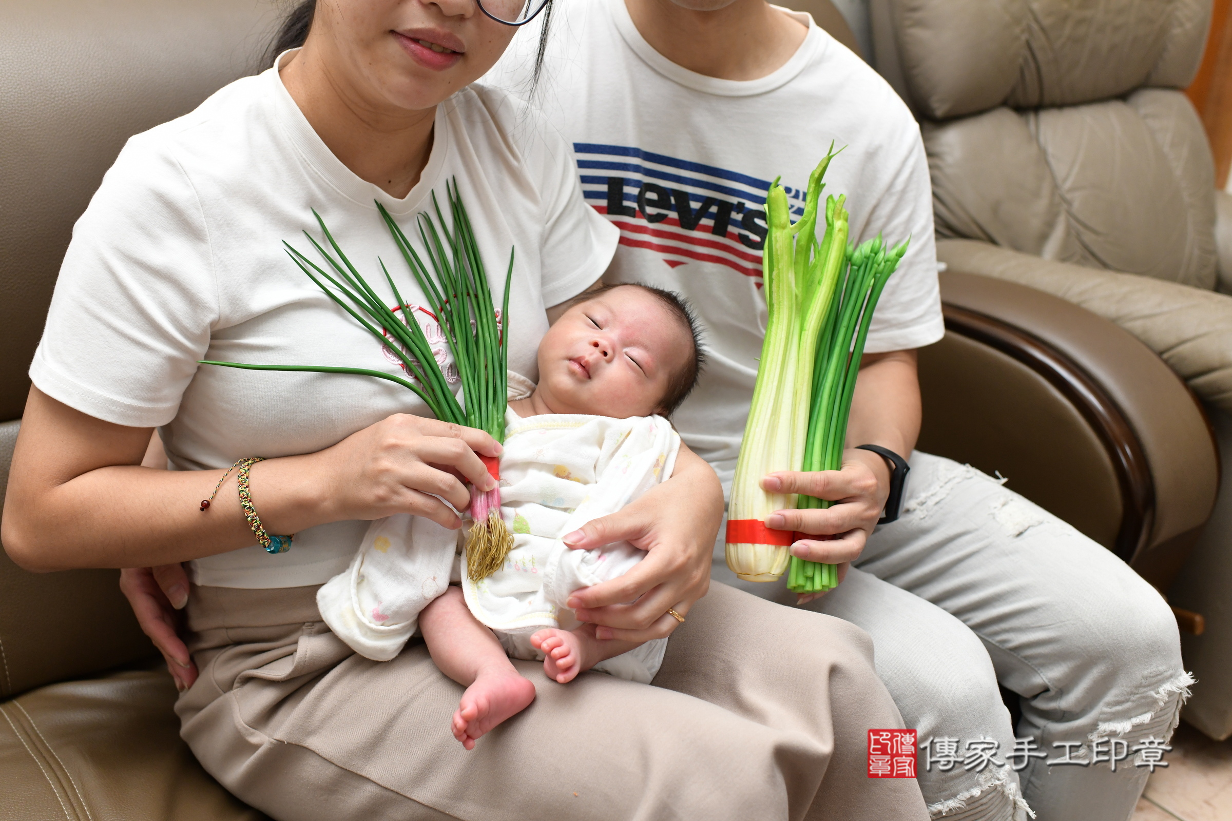 穎穎寶寶(桃園市楊梅區到府嬰兒穎穎寶寶滿月剃頭理髮、到府嬰兒剃胎毛儀式吉祥話)。到府剃頭剃胎毛主持、專業拍照、證書。★購買「臍帶章、肚臍章、胎毛筆刷印章」贈送：剃頭、收涎、抓周，三選一。2025.5.25，照片17