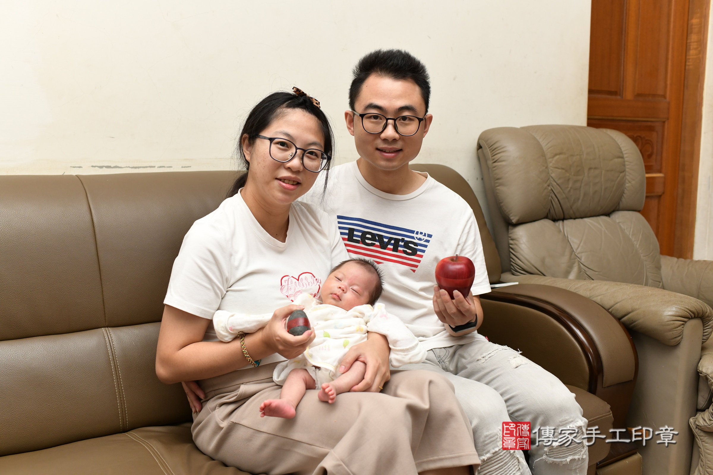 穎穎寶寶(桃園市楊梅區到府嬰兒穎穎寶寶滿月剃頭理髮、到府嬰兒剃胎毛儀式吉祥話)。到府剃頭剃胎毛主持、專業拍照、證書。★購買「臍帶章、肚臍章、胎毛筆刷印章」贈送：剃頭、收涎、抓周，三選一。2025.5.25，照片10