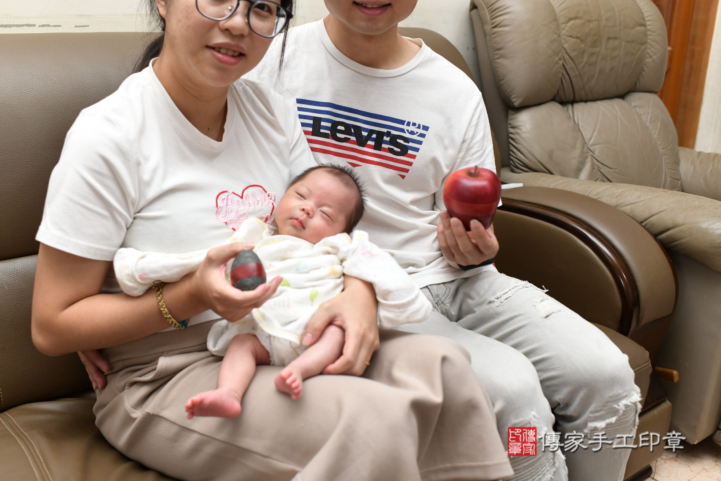穎穎寶寶(桃園市楊梅區到府嬰兒穎穎寶寶滿月剃頭理髮、到府嬰兒剃胎毛儀式吉祥話)。到府剃頭剃胎毛主持、專業拍照、證書。★購買「臍帶章、肚臍章、胎毛筆刷印章」贈送：剃頭、收涎、抓周，三選一。2025.5.25，照片11