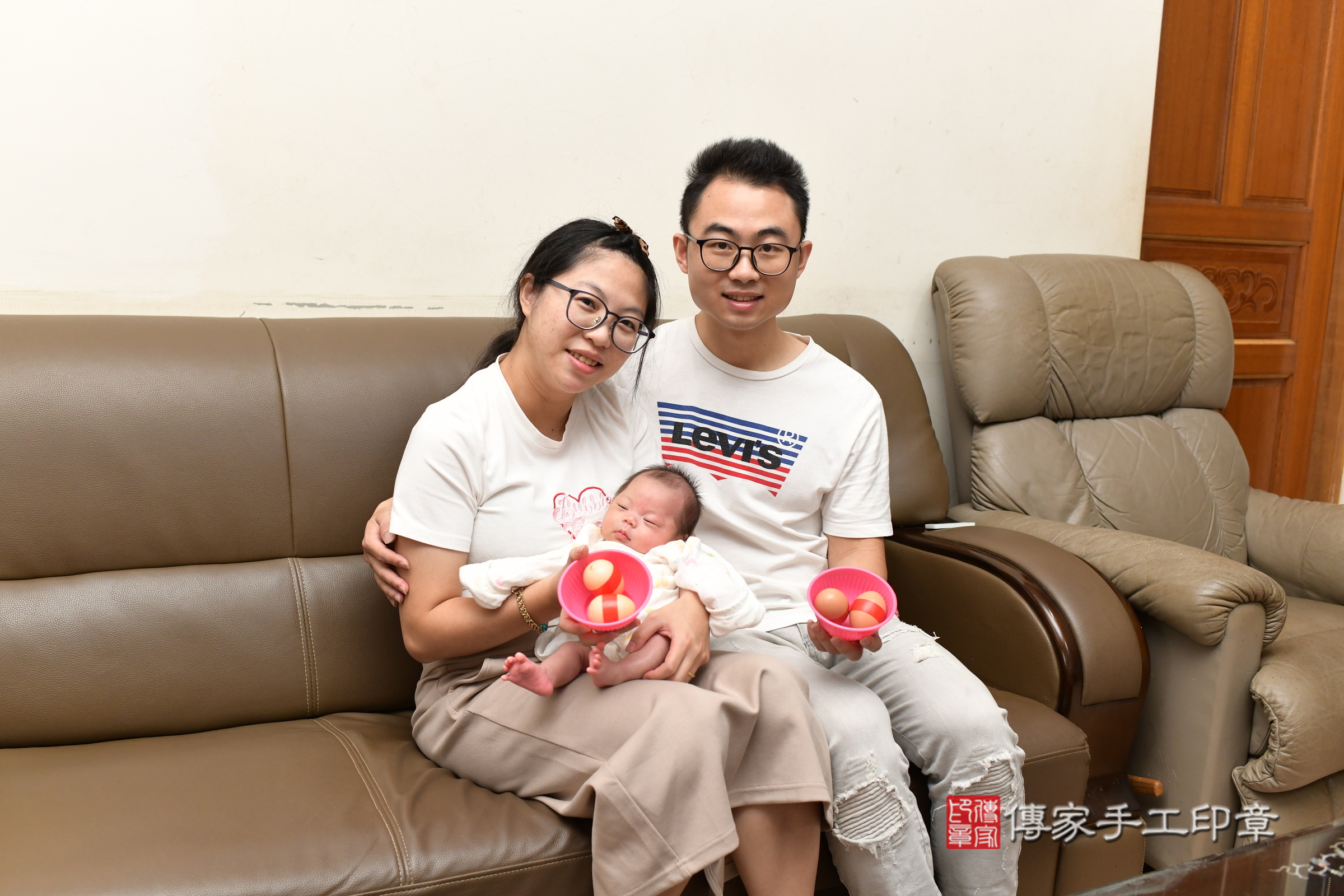 穎穎寶寶(桃園市楊梅區到府嬰兒穎穎寶寶滿月剃頭理髮、到府嬰兒剃胎毛儀式吉祥話)。到府剃頭剃胎毛主持、專業拍照、證書。★購買「臍帶章、肚臍章、胎毛筆刷印章」贈送：剃頭、收涎、抓周，三選一。2025.5.25，照片8