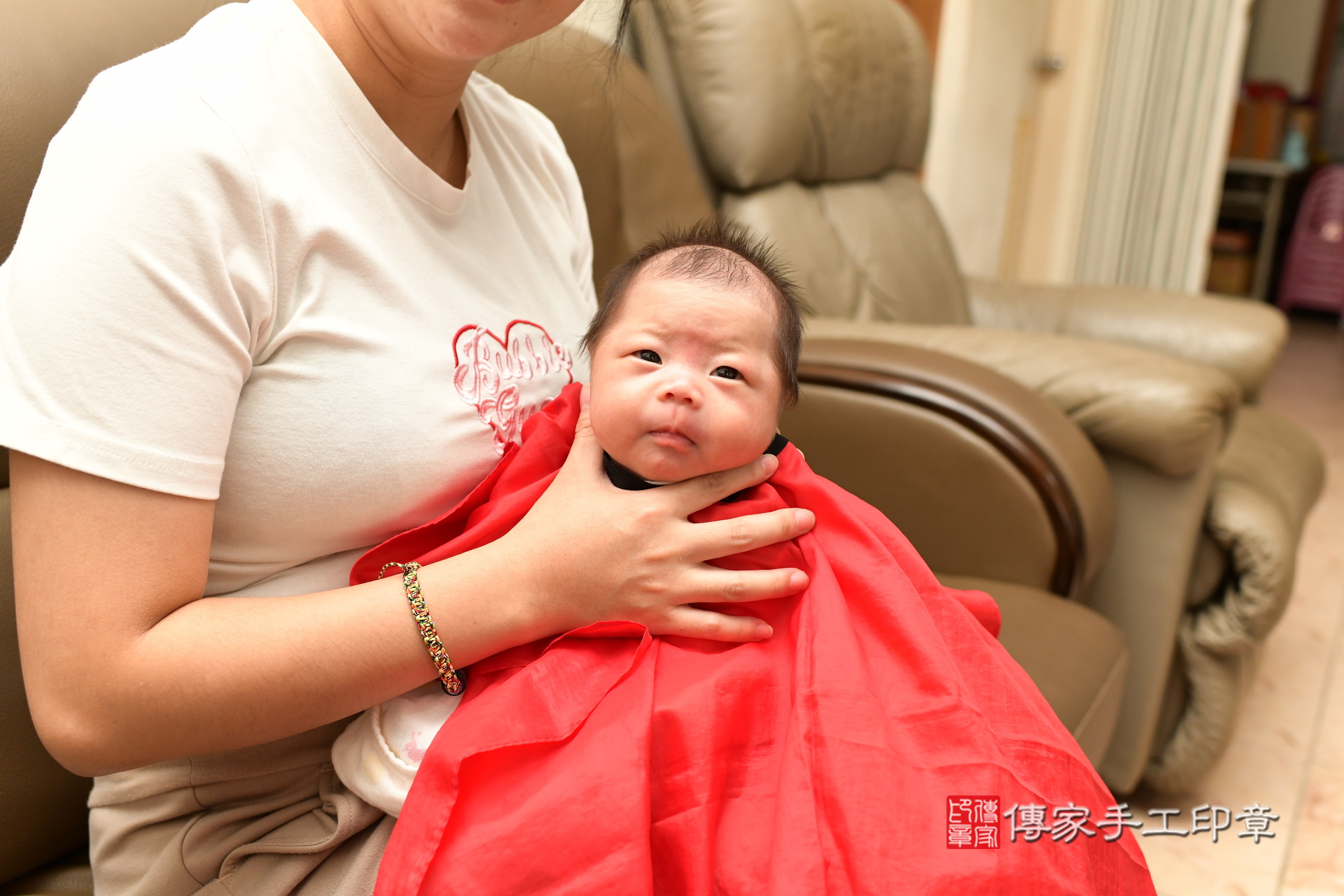 穎穎寶寶(桃園市楊梅區到府嬰兒穎穎寶寶滿月剃頭理髮、到府嬰兒剃胎毛儀式吉祥話)。到府剃頭剃胎毛主持、專業拍照、證書。★購買「臍帶章、肚臍章、胎毛筆刷印章」贈送：剃頭、收涎、抓周，三選一。2025.5.25，照片23