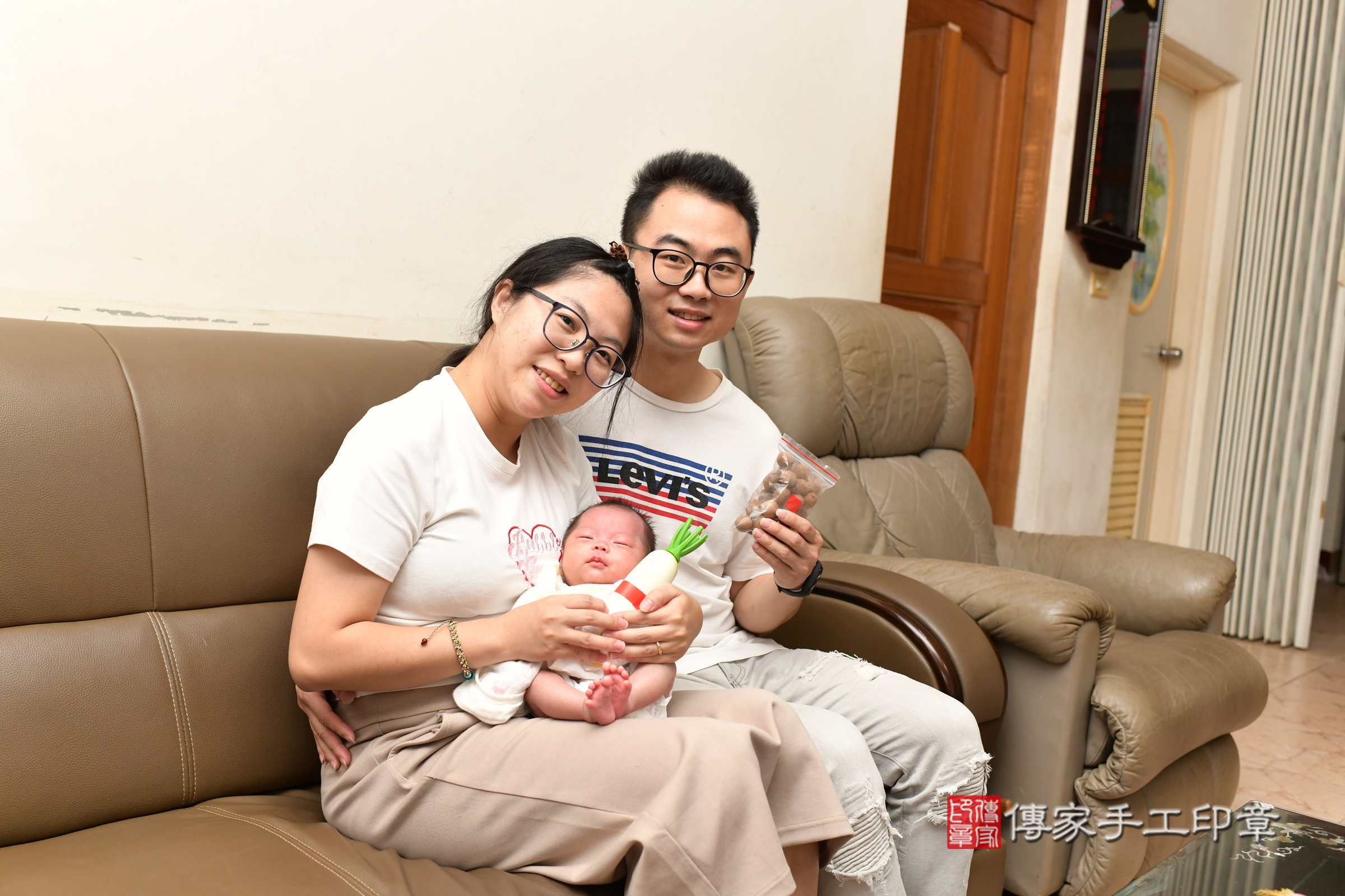 穎穎寶寶(桃園市楊梅區到府嬰兒穎穎寶寶滿月剃頭理髮、到府嬰兒剃胎毛儀式吉祥話)。到府剃頭剃胎毛主持、專業拍照、證書。★購買「臍帶章、肚臍章、胎毛筆刷印章」贈送：剃頭、收涎、抓周，三選一。2025.5.25，照片14