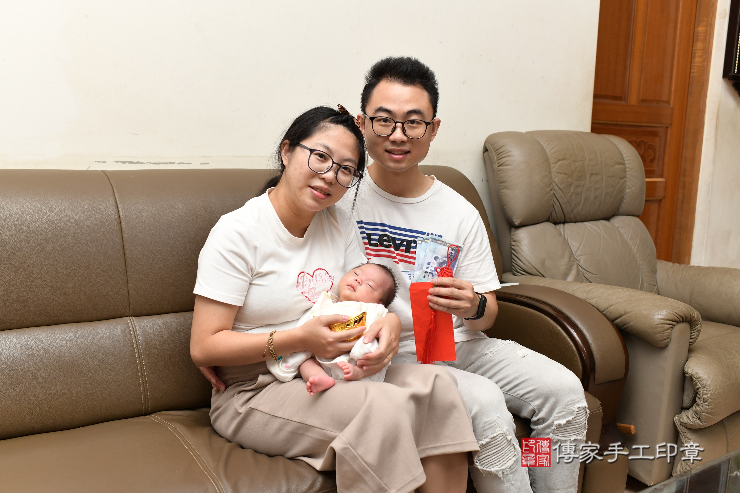 穎穎寶寶(桃園市楊梅區到府嬰兒穎穎寶寶滿月剃頭理髮、到府嬰兒剃胎毛儀式吉祥話)。到府剃頭剃胎毛主持、專業拍照、證書。★購買「臍帶章、肚臍章、胎毛筆刷印章」贈送：剃頭、收涎、抓周，三選一。2025.5.25，照片20