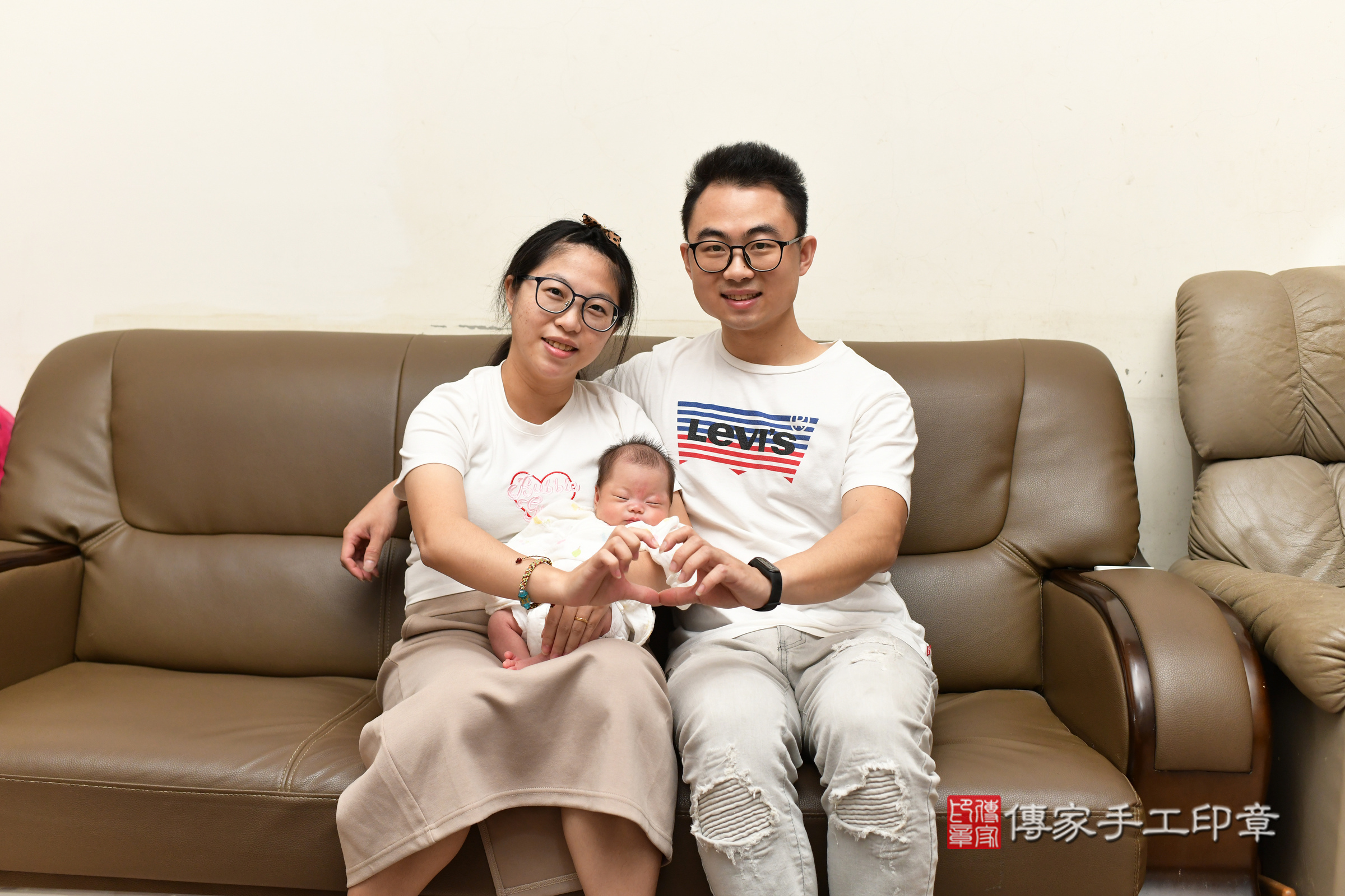 穎穎寶寶(桃園市楊梅區到府嬰兒穎穎寶寶滿月剃頭理髮、到府嬰兒剃胎毛儀式吉祥話)。到府剃頭剃胎毛主持、專業拍照、證書。★購買「臍帶章、肚臍章、胎毛筆刷印章」贈送：剃頭、收涎、抓周，三選一。2025.5.25，照片3