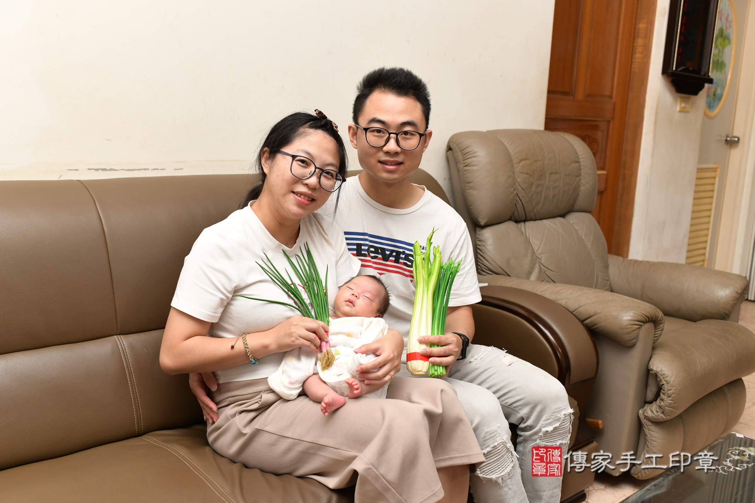 穎穎寶寶(桃園市楊梅區到府嬰兒穎穎寶寶滿月剃頭理髮、到府嬰兒剃胎毛儀式吉祥話)。到府剃頭剃胎毛主持、專業拍照、證書。★購買「臍帶章、肚臍章、胎毛筆刷印章」贈送：剃頭、收涎、抓周，三選一。2025.5.25，照片16