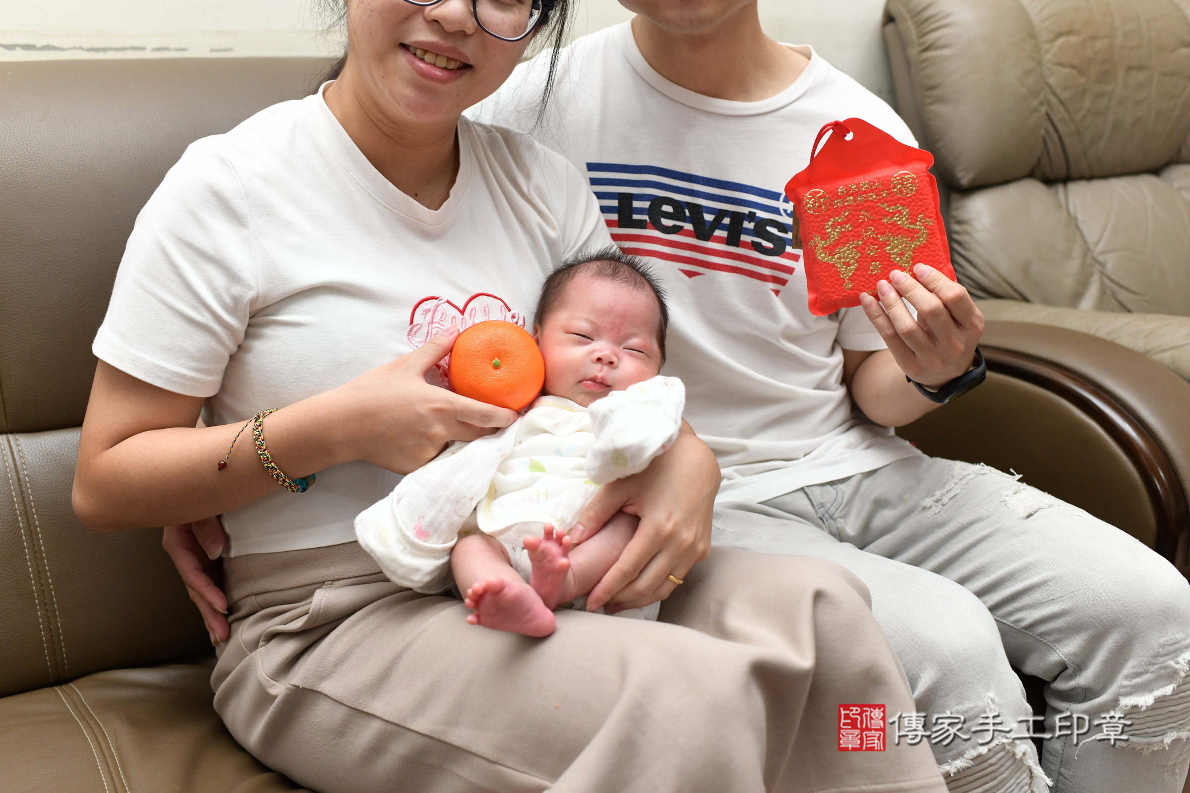 穎穎寶寶(桃園市楊梅區到府嬰兒穎穎寶寶滿月剃頭理髮、到府嬰兒剃胎毛儀式吉祥話)。到府剃頭剃胎毛主持、專業拍照、證書。★購買「臍帶章、肚臍章、胎毛筆刷印章」贈送：剃頭、收涎、抓周，三選一。2025.5.25，照片13