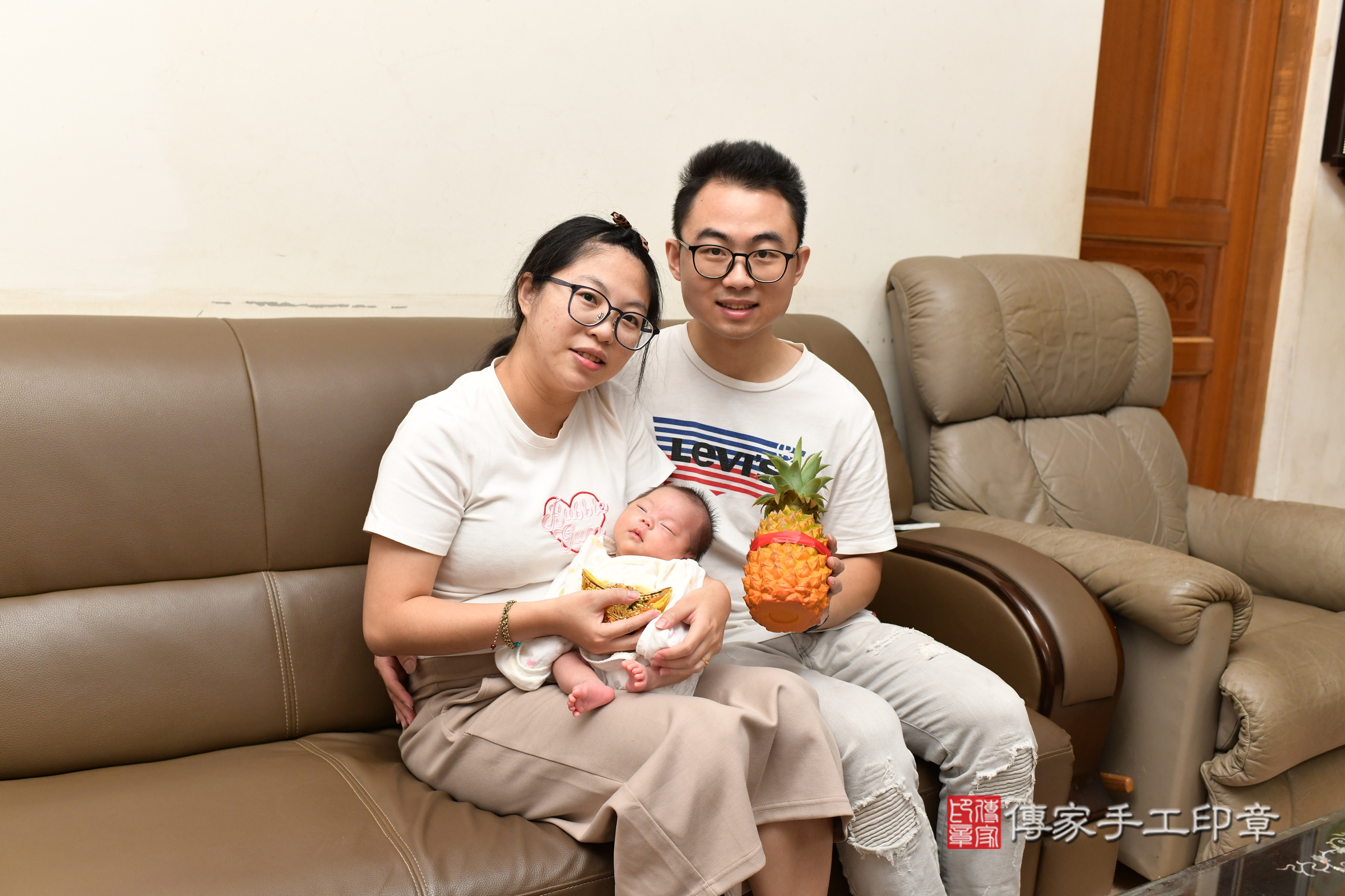 穎穎寶寶(桃園市楊梅區到府嬰兒穎穎寶寶滿月剃頭理髮、到府嬰兒剃胎毛儀式吉祥話)。到府剃頭剃胎毛主持、專業拍照、證書。★購買「臍帶章、肚臍章、胎毛筆刷印章」贈送：剃頭、收涎、抓周，三選一。2025.5.25，照片18