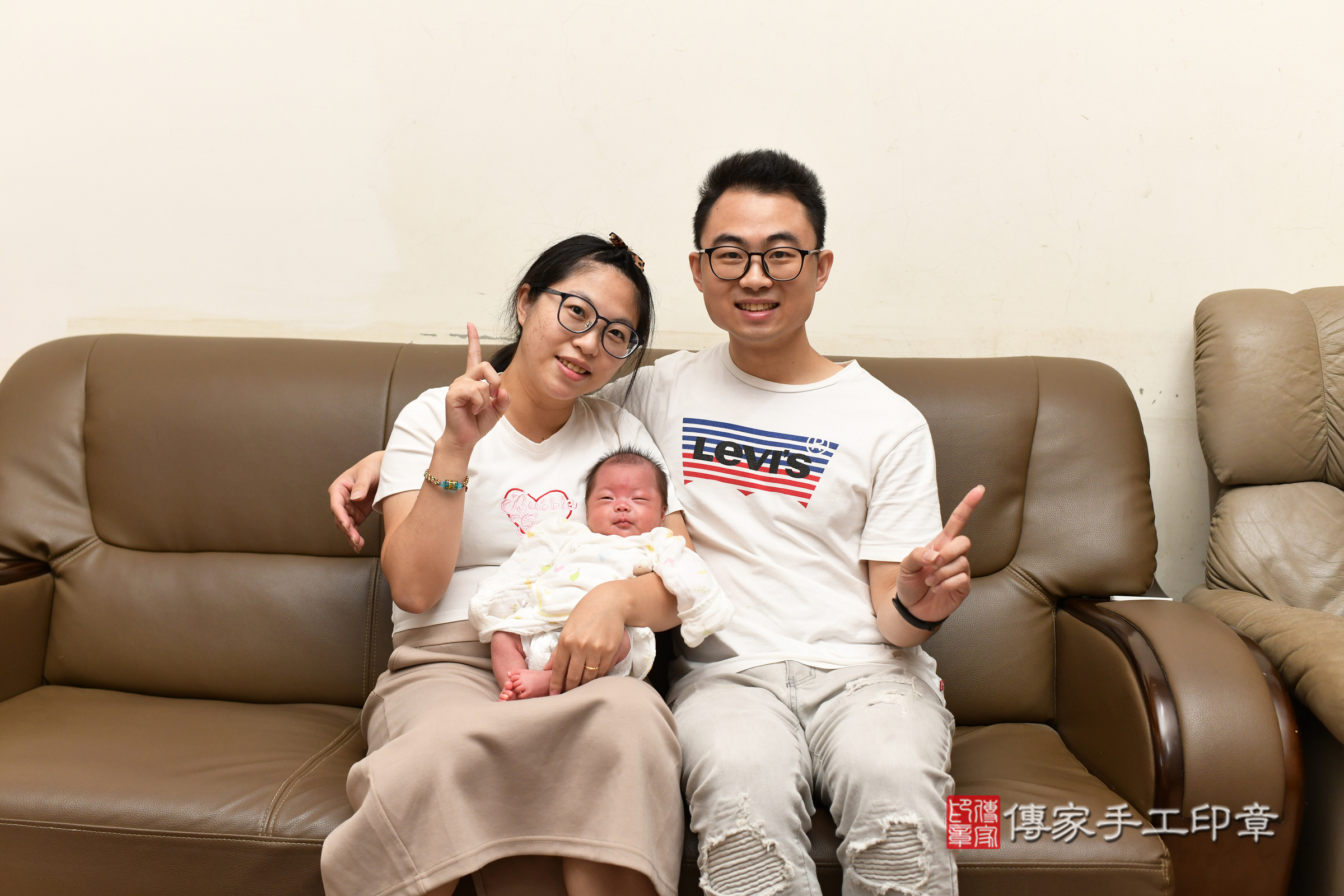 穎穎寶寶(桃園市楊梅區到府嬰兒穎穎寶寶滿月剃頭理髮、到府嬰兒剃胎毛儀式吉祥話)。到府剃頭剃胎毛主持、專業拍照、證書。★購買「臍帶章、肚臍章、胎毛筆刷印章」贈送：剃頭、收涎、抓周，三選一。2025.5.25，照片2