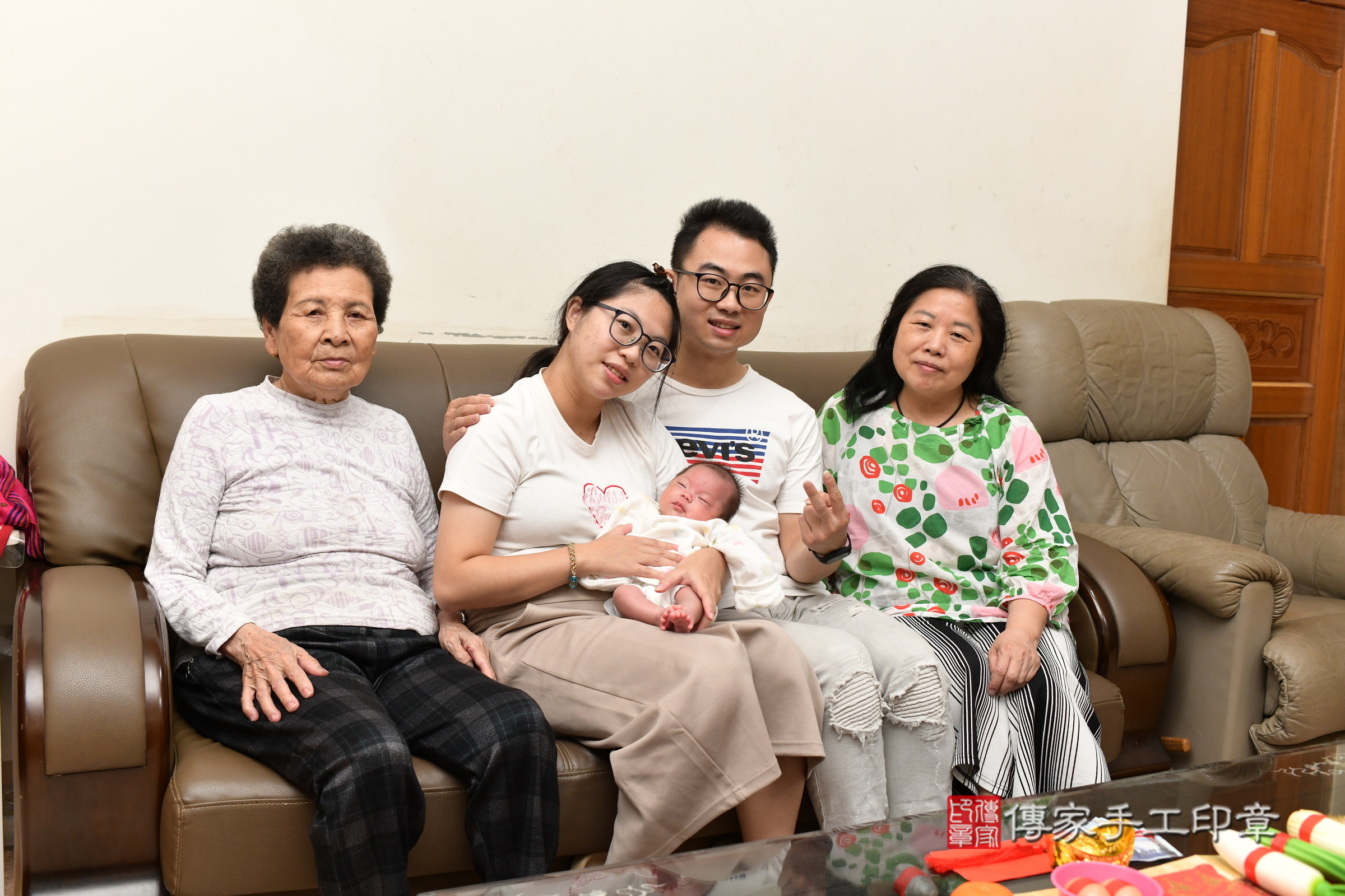穎穎寶寶(桃園市楊梅區到府嬰兒穎穎寶寶滿月剃頭理髮、到府嬰兒剃胎毛儀式吉祥話)。到府剃頭剃胎毛主持、專業拍照、證書。★購買「臍帶章、肚臍章、胎毛筆刷印章」贈送：剃頭、收涎、抓周，三選一。2025.5.25，照片5