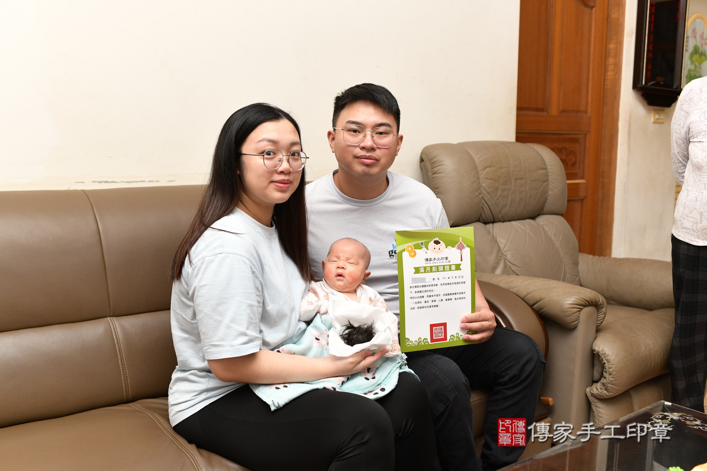 捷捷寶寶(桃園市楊梅區到府嬰兒捷捷寶寶滿月剃頭理髮、到府嬰兒剃胎毛儀式吉祥話)。到府剃頭剃胎毛主持、專業拍照、證書。★購買「臍帶章、肚臍章、胎毛筆刷印章」贈送：剃頭、收涎、抓周，三選一。2025.5.25，照片26