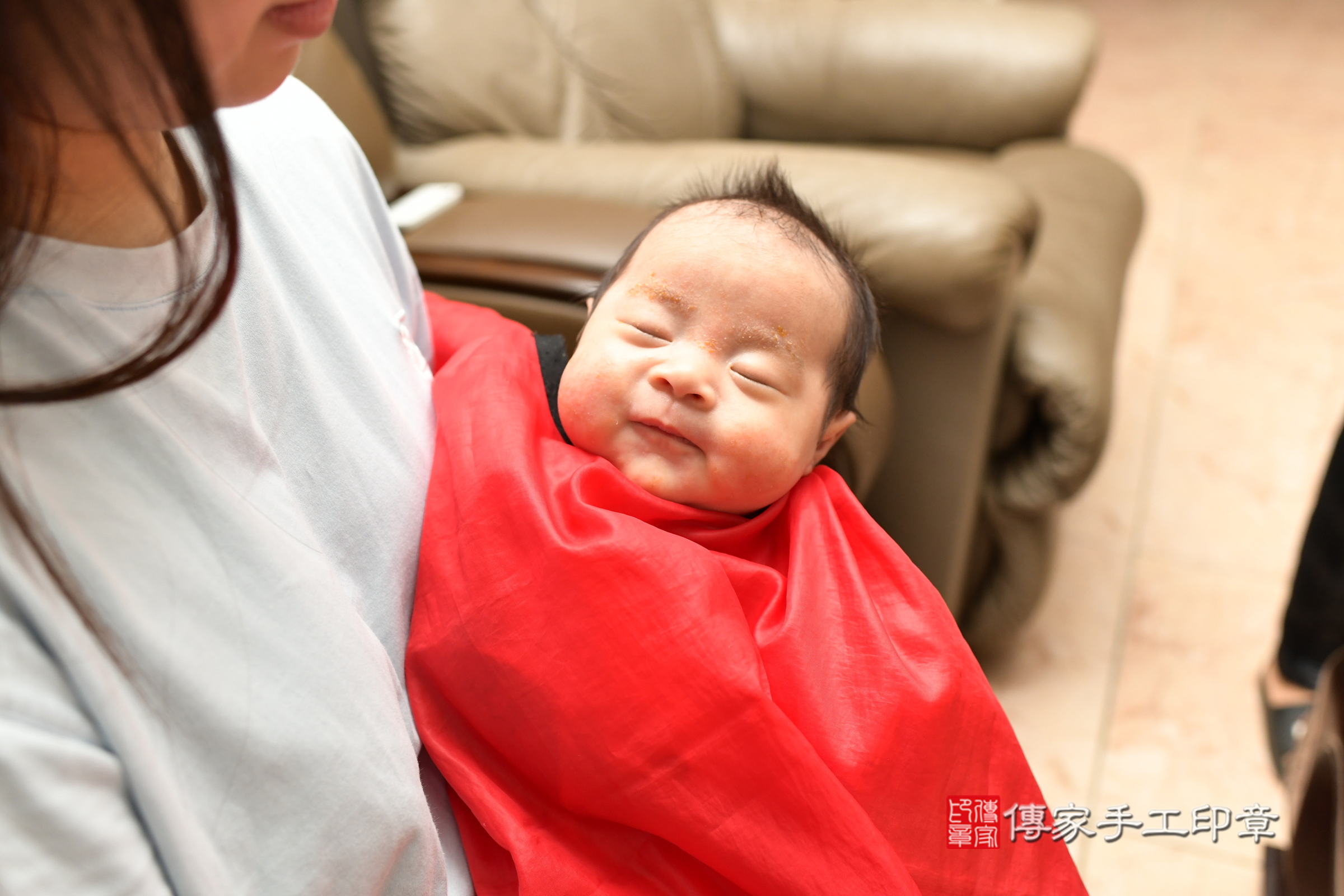 捷捷寶寶(桃園市楊梅區到府嬰兒捷捷寶寶滿月剃頭理髮、到府嬰兒剃胎毛儀式吉祥話)。到府剃頭剃胎毛主持、專業拍照、證書。★購買「臍帶章、肚臍章、胎毛筆刷印章」贈送：剃頭、收涎、抓周，三選一。2025.5.25，照片24