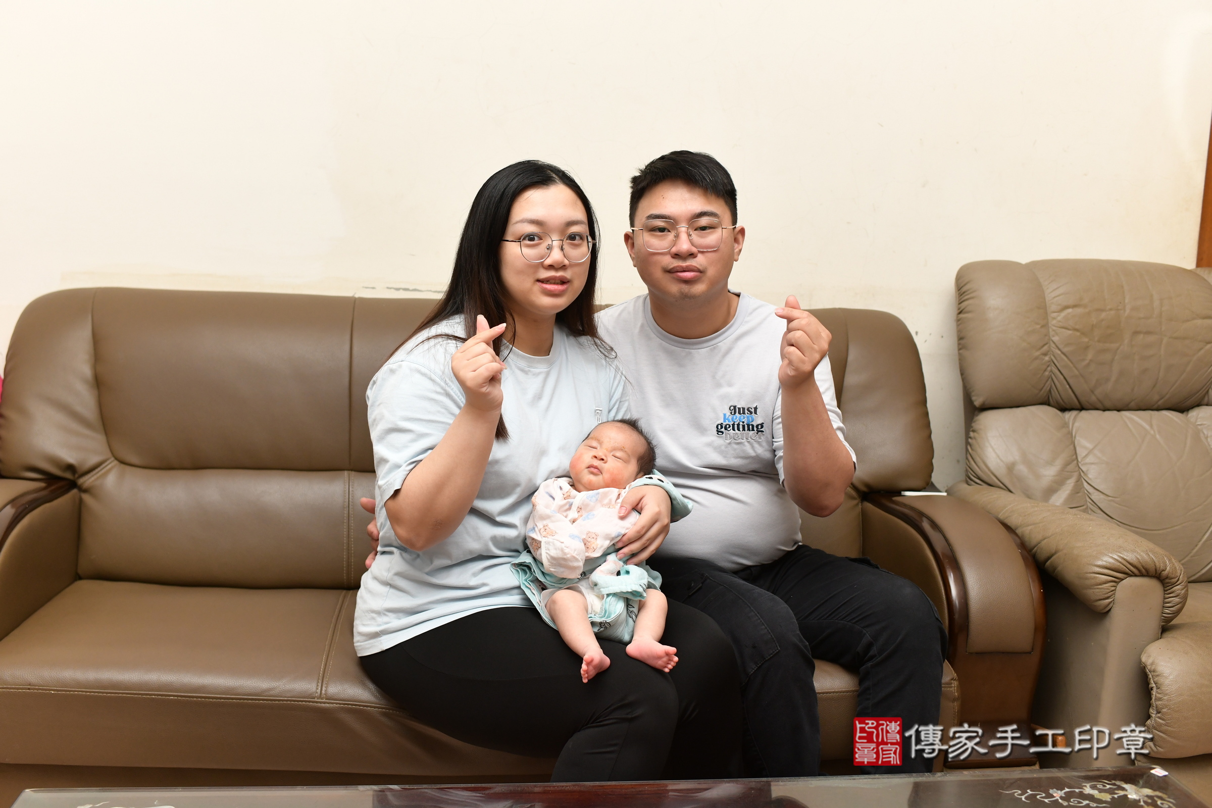 捷捷寶寶(桃園市楊梅區到府嬰兒捷捷寶寶滿月剃頭理髮、到府嬰兒剃胎毛儀式吉祥話)。到府剃頭剃胎毛主持、專業拍照、證書。★購買「臍帶章、肚臍章、胎毛筆刷印章」贈送：剃頭、收涎、抓周，三選一。2025.5.25，照片2