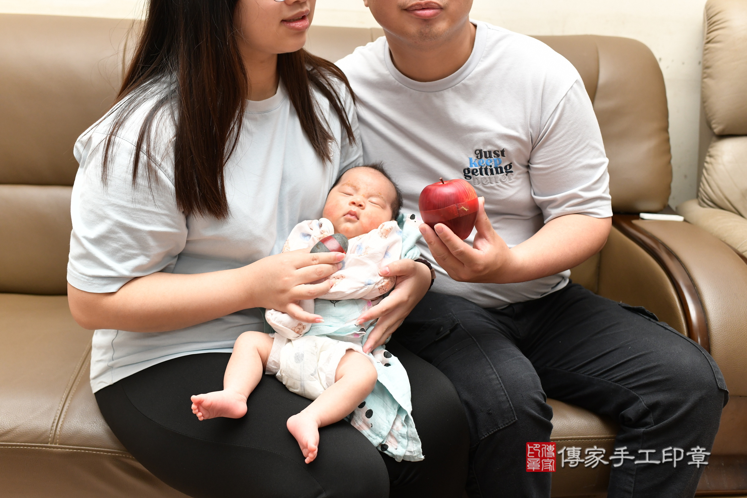 捷捷寶寶(桃園市楊梅區到府嬰兒捷捷寶寶滿月剃頭理髮、到府嬰兒剃胎毛儀式吉祥話)。到府剃頭剃胎毛主持、專業拍照、證書。★購買「臍帶章、肚臍章、胎毛筆刷印章」贈送：剃頭、收涎、抓周，三選一。2025.5.25，照片12