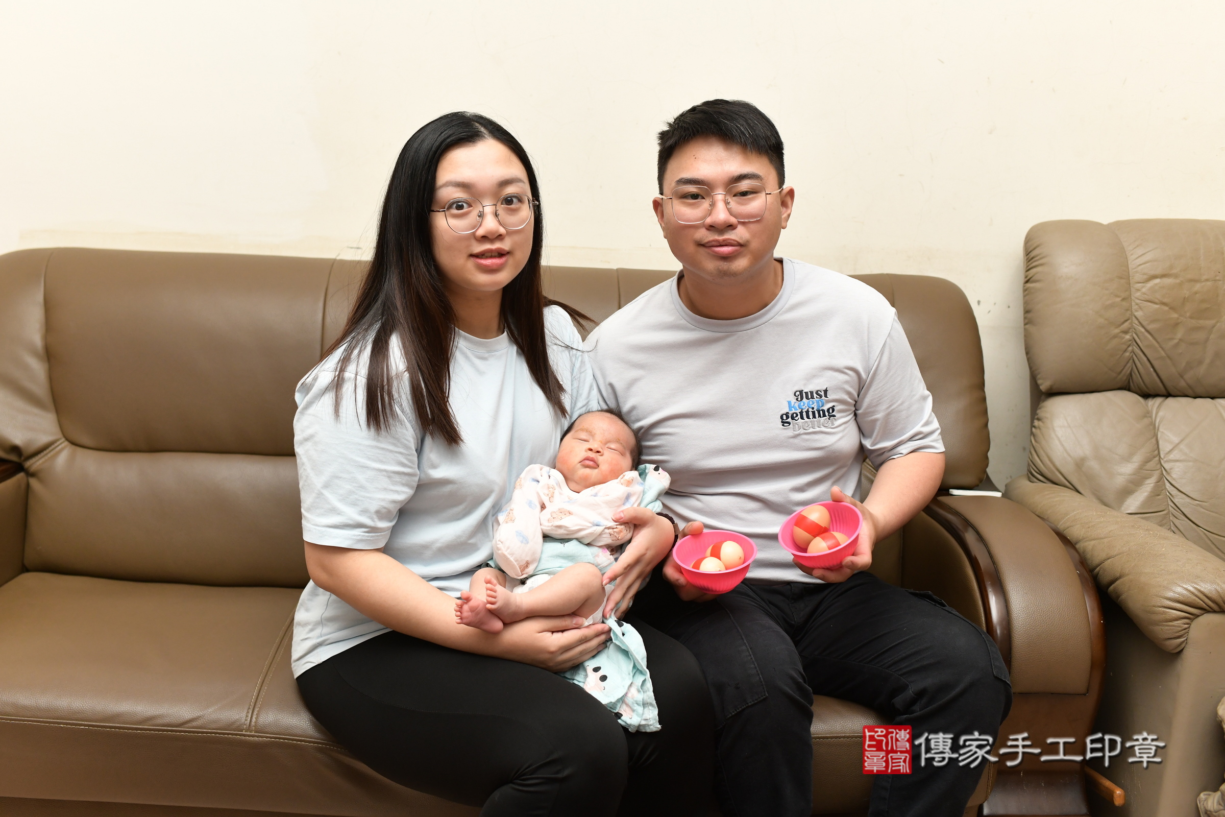 捷捷寶寶(桃園市楊梅區到府嬰兒捷捷寶寶滿月剃頭理髮、到府嬰兒剃胎毛儀式吉祥話)。到府剃頭剃胎毛主持、專業拍照、證書。★購買「臍帶章、肚臍章、胎毛筆刷印章」贈送：剃頭、收涎、抓周，三選一。2025.5.25，照片9