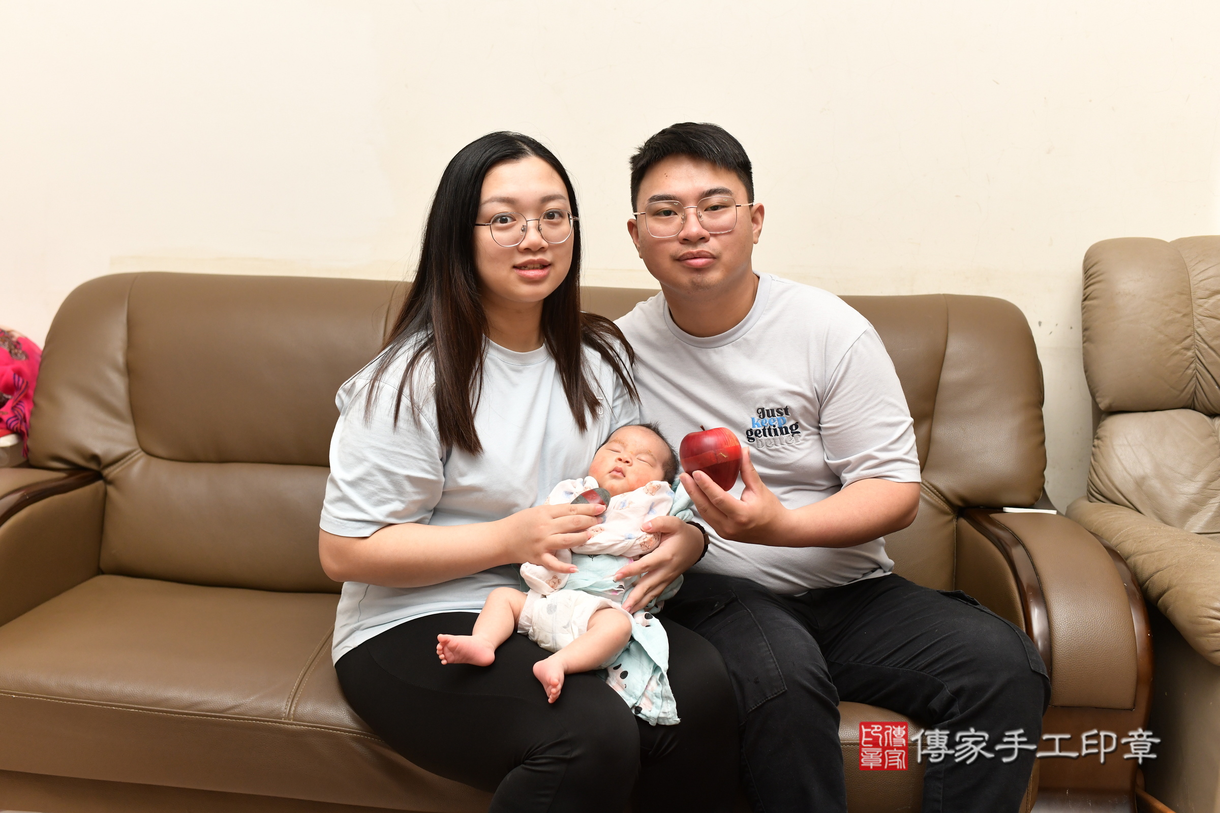 捷捷寶寶(桃園市楊梅區到府嬰兒捷捷寶寶滿月剃頭理髮、到府嬰兒剃胎毛儀式吉祥話)。到府剃頭剃胎毛主持、專業拍照、證書。★購買「臍帶章、肚臍章、胎毛筆刷印章」贈送：剃頭、收涎、抓周，三選一。2025.5.25，照片11