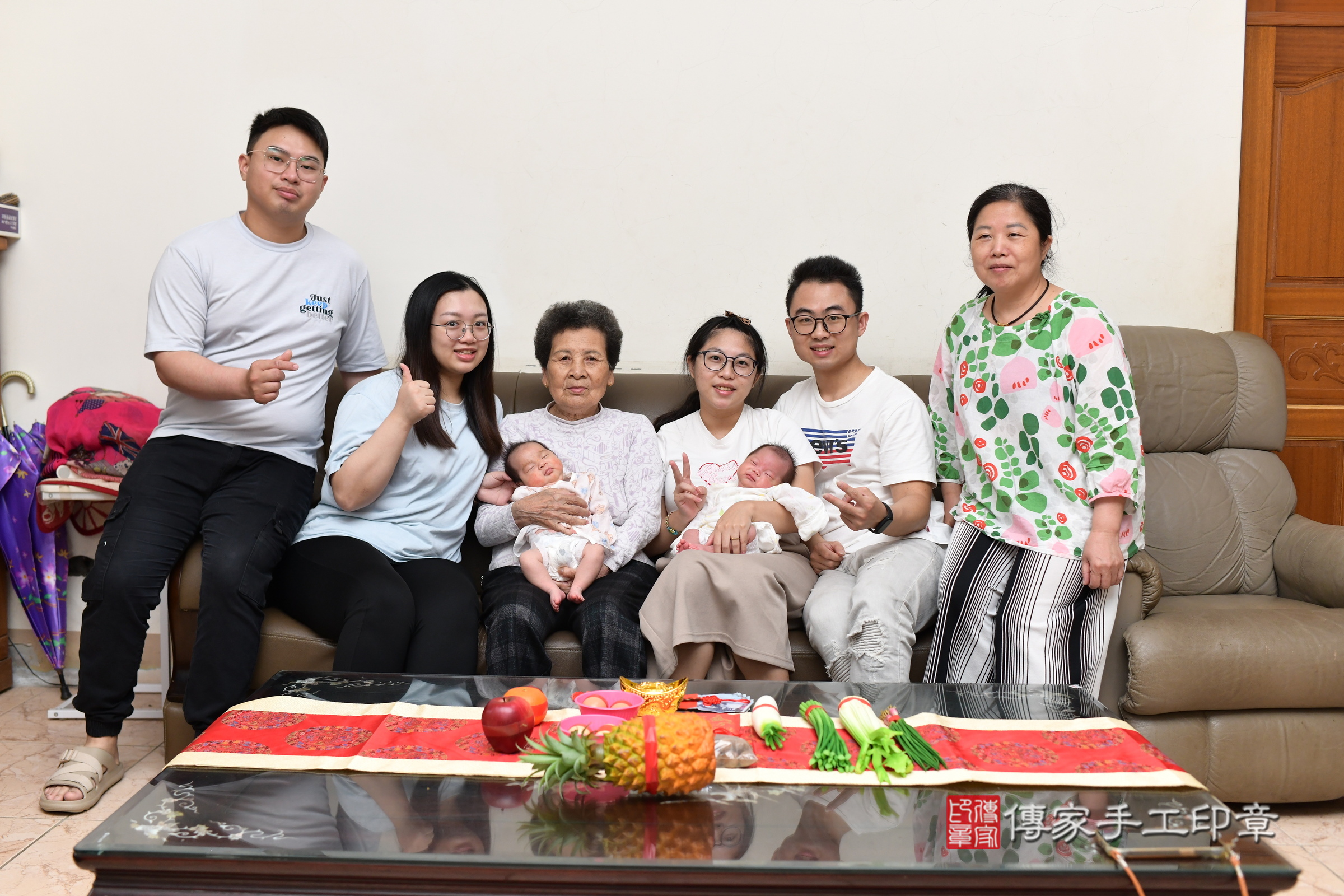 捷捷寶寶(桃園市楊梅區到府嬰兒捷捷寶寶滿月剃頭理髮、到府嬰兒剃胎毛儀式吉祥話)。到府剃頭剃胎毛主持、專業拍照、證書。★購買「臍帶章、肚臍章、胎毛筆刷印章」贈送：剃頭、收涎、抓周，三選一。2025.5.25，照片7