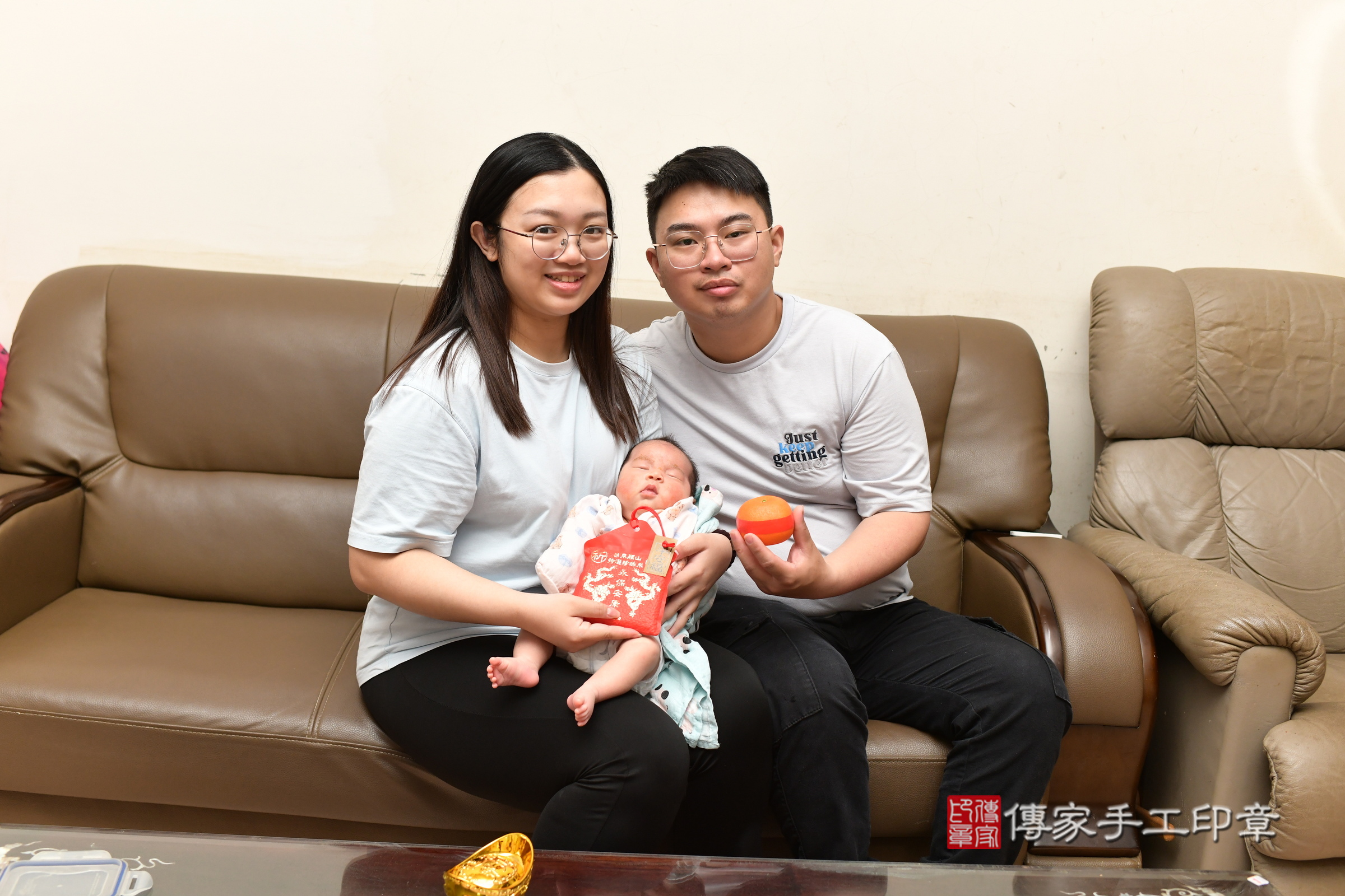 捷捷寶寶(桃園市楊梅區到府嬰兒捷捷寶寶滿月剃頭理髮、到府嬰兒剃胎毛儀式吉祥話)。到府剃頭剃胎毛主持、專業拍照、證書。★購買「臍帶章、肚臍章、胎毛筆刷印章」贈送：剃頭、收涎、抓周，三選一。2025.5.25，照片13