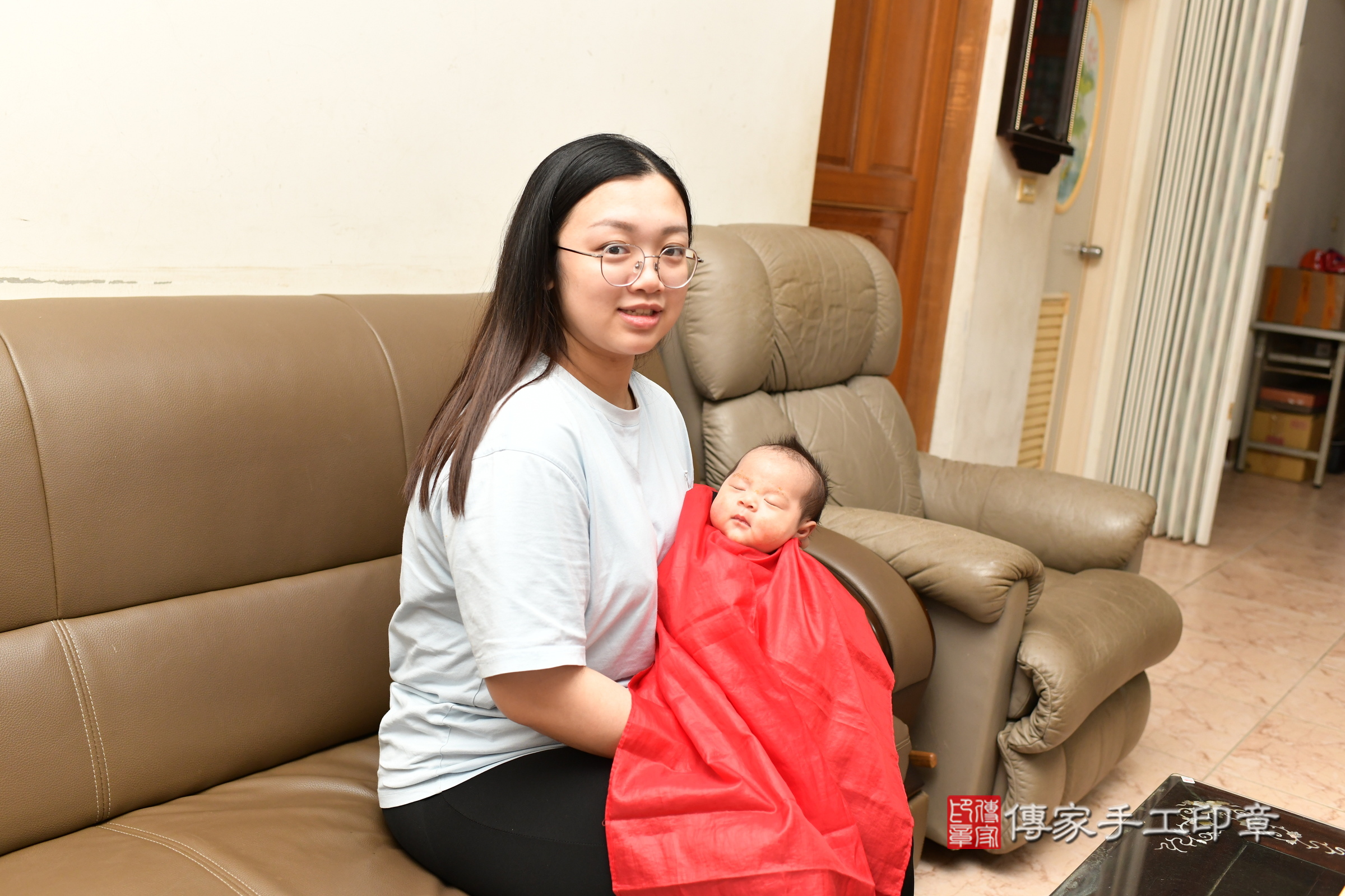 捷捷寶寶(桃園市楊梅區到府嬰兒捷捷寶寶滿月剃頭理髮、到府嬰兒剃胎毛儀式吉祥話)。到府剃頭剃胎毛主持、專業拍照、證書。★購買「臍帶章、肚臍章、胎毛筆刷印章」贈送：剃頭、收涎、抓周，三選一。2025.5.25，照片23