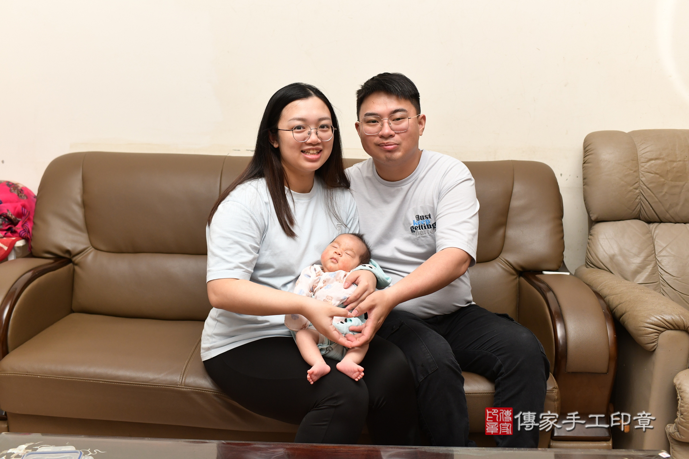 捷捷寶寶(桃園市楊梅區到府嬰兒捷捷寶寶滿月剃頭理髮、到府嬰兒剃胎毛儀式吉祥話)。到府剃頭剃胎毛主持、專業拍照、證書。★購買「臍帶章、肚臍章、胎毛筆刷印章」贈送：剃頭、收涎、抓周，三選一。2025.5.25，照片3