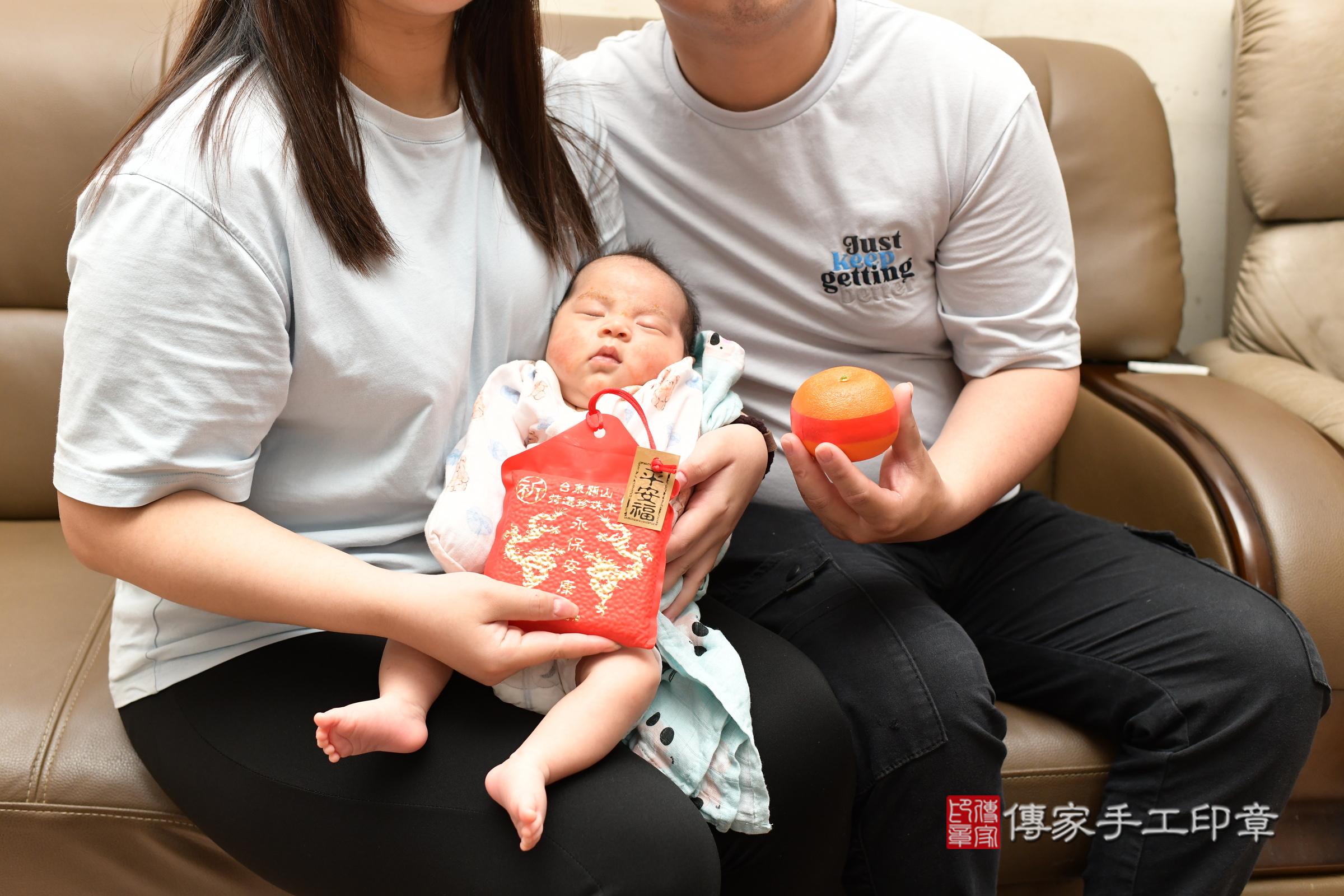 捷捷寶寶(桃園市楊梅區到府嬰兒捷捷寶寶滿月剃頭理髮、到府嬰兒剃胎毛儀式吉祥話)。到府剃頭剃胎毛主持、專業拍照、證書。★購買「臍帶章、肚臍章、胎毛筆刷印章」贈送：剃頭、收涎、抓周，三選一。2025.5.25，照片14